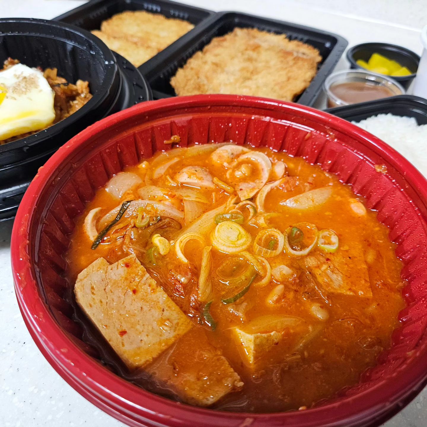 #협찬 #콜리플라워삼겹김치볶음밥 #부대찌개 #돈까스 #해시브라운 

#배달음식 도 맛있고 건강하게 먹을 수 있는 요즘 
#슬림볶음밥 에서 특별한 메뉴인 #콜리플라워삼겹김치볶음밥 먹어봤어요 
#콜리플라워 를 넣은 #볶음밥 은 처음 먹어서 궁금증으로 주문했는데 평소에 먹는 #일반볶음밥 과 전혀 차이가 없어서 낮은 #칼로리 로 맛있는 #볶음밥 을 먹을 수 있을 것 같아요 
#삼겹살 도 큼지막하게 들어가고 #계란후라이 로 마무리하여 든든하게 먹을 수 있는 #콜리볶음밥 

#볶음밥 과 잘 어울리는 메뉴인 #부대찌개 에는 #소세지 #스팸 부터 #두부 #김치 #베이크드빈 까지 재료가 푸짐하게 들어가 있어서 넘 좋고 #사이드메뉴 도 넘 다양한데 바삭하게 튀겨진 #돈까스 #해쉬브라운 을 넘 좋아해서 같이 주문했는데 넘나 탁월한 선택🍳
.
.
#오늘도잘먹었습니다
#오호 #다먹자 #ohho #damukja 
#배달볶음밥 #다이어트볶음밥 #먹스타그램 #먹스타