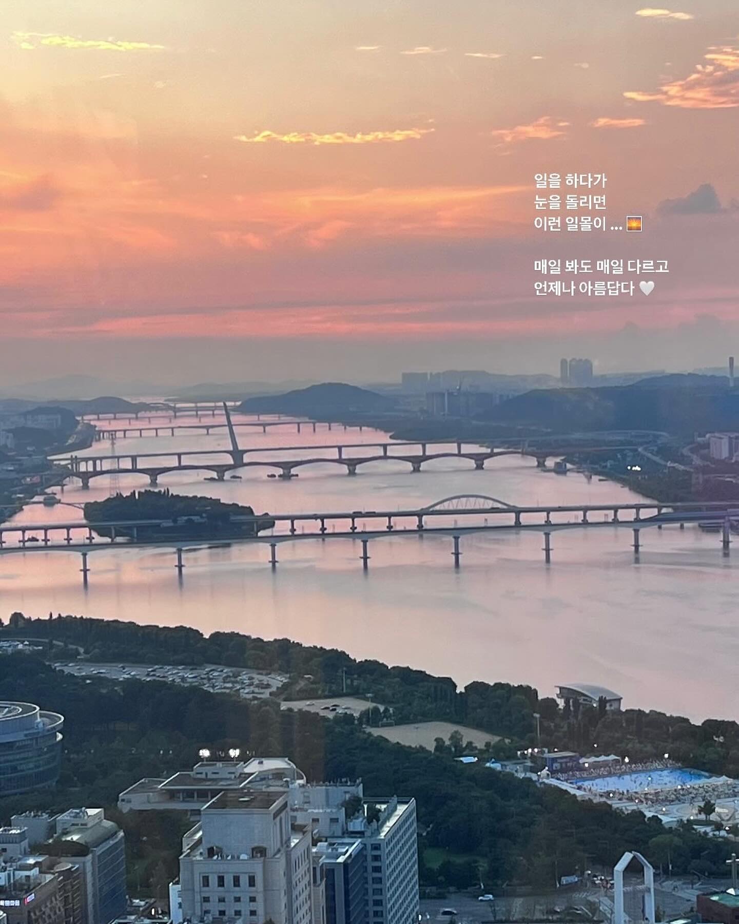 매일 좋은 글을 읽고, 듣고, 쓰고, 말하며, 좋은 사람들을 만나 대화를 해야한다고 생각하는 이유. 

물고기 비늘에 바다가 새겨지는 것처럼 사람의 몸에는 언어의 비늘이 새겨진다. 삶의 얼룩과 무늬가 언어의 비늘이 되어 몸에 새겨지는 것이다. 

우리가 어떤 환경에서 누구와 무슨 경험을 쌓으며 살아왔는지에 따라, 몸에 새겨지는 언어의 비늘도 달라진다. 

그래서 매 순간 우리가 사용하는 언어는 어떤 환경에서 무슨 일을 하면서 자라는지에 따라 달라진다. 언어는 언제나 삶과 맞물려 돌아간다. 

언어의 비늘은 우리가 살아가면서 경험한 슬픔이나 아픔의 얼룩으로, 즐거움과 기쁨의 무늬로 직조된다. 

내리막과 오르막, 실패와 성공, 절망과 희망, 혼돈과 질서, 밑바닥과 정상, 걸림돌과 디딤돌, 배경과 전경, 어둠과 밝음처럼 삶은 음양의 이중주다.