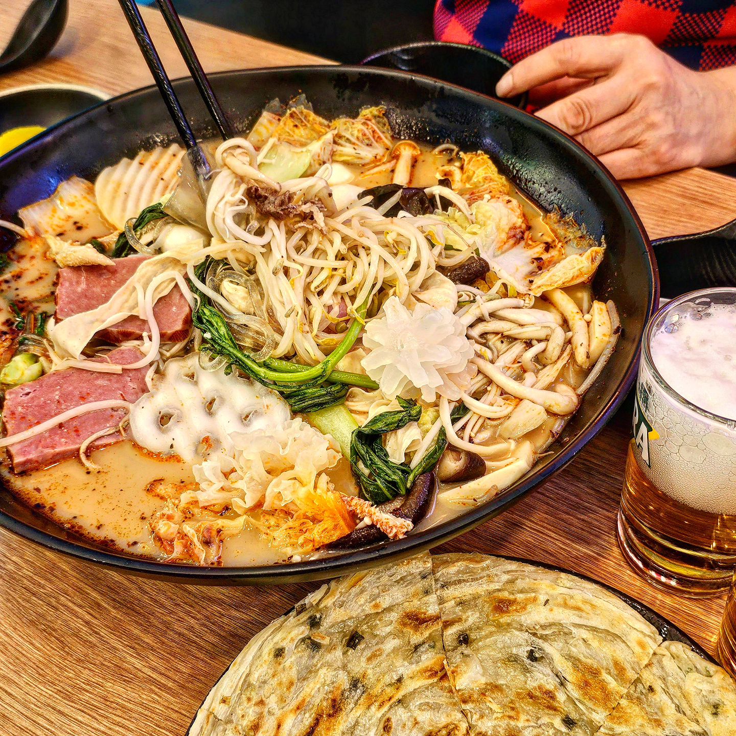 #협찬 낮술의 성지는, 이란이궈 달동점이지🍻

국물은 진~하고 고소하며, 마라 특유의 향이 입맛을 돋구어, 
술이 술술 ~ 들어간다요 ㅋ⫬ㅋ⫬ㅋ⫬ㅋ

마라탕의 매콤한 국물과 신선한 재료들이 진짜 맛있쪙
자꾸자꾸 끌리는 맛, 인정 (৹˙꒳​˙ฅ) 

특히, 전병은 처음이라 시켰는데, 이거 진짜 무조건 시켜요!✨️
바삭하고 쫄깃한데 달달한 맛이 너~무 맛있더라구오! 

이란이궈 마라탕 달동점, 추천해요! 😋❤️ 

✔️주소 : 울산광역시 남구 달동 758-2 104동 1층 103호
 #이런이궈마라탕달동점#울산마라탕#울산달동데이트#울산달동마라샹궈#달동마라탕#달동마라탕추천#울산달동마라탕추천#달동점심 #이란이궈 #마라탕 #전병 #술안주 #맛집 #맛있다#이란이궈 #마라탕 #전병 #술안주 #맛집추천