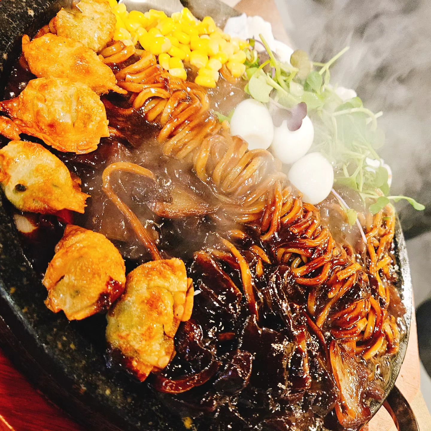 #협찬
안락하고 모던한 분위기의 오산맛집 #다미식
아이와 함께 먹기에 더없이 좋아요.
하니는 아직 매운걸 못먹는데 전 얼큰파거든요.
하니가 좋아하는 돌짜장과
어른 취향저격의 동태탕을 함께 먹을 수 있어요.
거기에 명태회무침까지!
젓가락이 멈추지 않는 맛이예요!
돌짜장 먹으러 꽤 멀리가는 단골집 있었는데
이제는 다미식으로 🤤🤤
​
〰️다미식
〰️경기 오산시 수목원로49번길 55 (누읍동) 1층 다미식
​
#오산맛집 #오산식당 #오산술집 #세교맛집 #세교2지구​