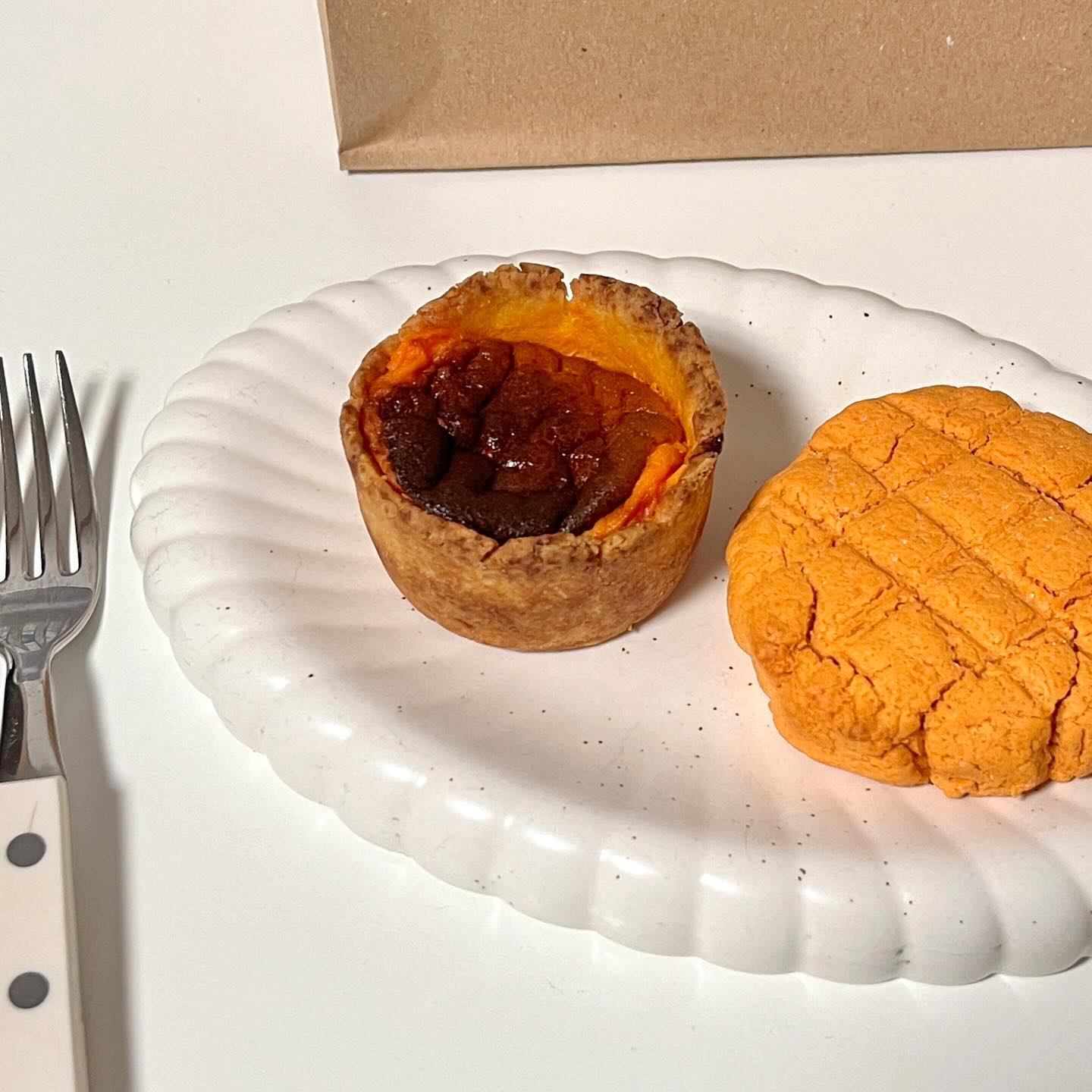 hhh_bakery #희한한제과점 #이벤트당첨
황치즈처돌이 다 모여랏💛🧀🧡
이번에 경북 고령군에 새로 오픈한 베이커리점에 다녀왔어요 ´͈ ᵕ `͈ ♡°◌̊
제품들이 빠르게 품절되는 곳 (= 맛집) 이라 꼭한번 맛보고싶었는데 이벤트에 당첨되어서 이번에 다녀오게 되었답니다!◠͜◠
#황치즈타르드
대체당을 사용하여 맛과 영양 전부 놓치지않은 꼬릿한 맛의 황치즈 타르트!
단짠단짠 계속 들어가는 맛이었어요◠͜◠
저는 차갑게해서 먹었는데 다음번엔 데워서도 한번 먹어보려구요(๑•̀🐽•́ฅ)
#황치즈마블스콘
짭쪼롬한 황치즈맛인데 어디선가 먹어본 맛이었는데..기억이🤔
목먹팍팍한 맛 좋아하시는 분들께 추천!
따뜻한 우유와 함께먹으면 꼬릿한 황치즈향과 맛이 2배 더 풍부하게 느껴진답니다( °𓂍° )
📍경북 고령군 대가야읍 시장3길 29 다동 3, 4, 11, 12호
⏰매주 월~토 11:00 ~ 18:00
고령 5일장 서는 날은 오픈!
📞0507-1399-4147