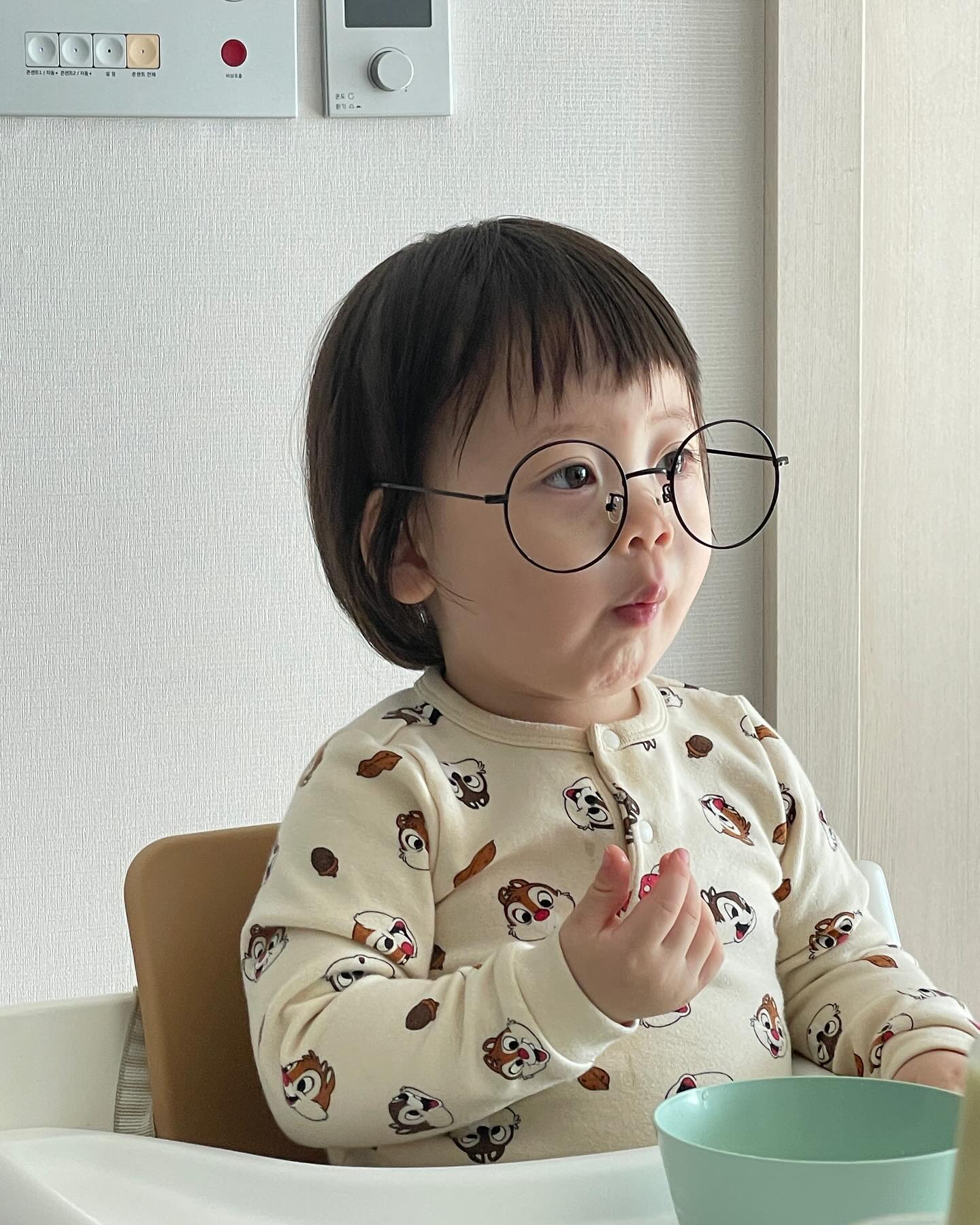 안경쓴 야니🤓
옷에있는 캐릭터들랑 잘어울리네🐿️
옛날엔 쓰는거 거부했었눈데 이제 이모 안경이 싫지는 않은듯 얌전히 쓰고있는 야니😆😆

#정호치🐯