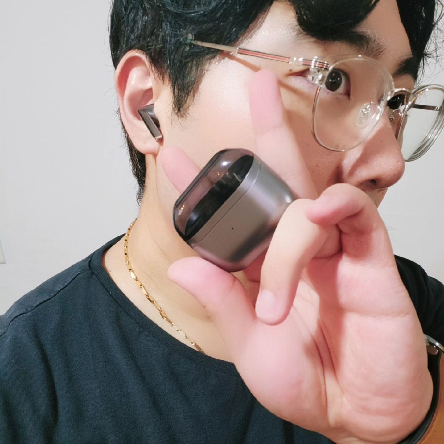 귀에 꽉막히는 이어폰을 언젠가부터
기피하다 보니 버즈 라이브를 사용다가
두번째 오픈형인 버즈3를 사용해보는데
음질이며 통화품질이며 너무 올라감👍

이퀄라이저 적용도 되고 360오디오에
ai를 통한 번역까지
수유역에서 와이프랑 버즈3로 통화했는데
방안에서 혼자 있는것처럼 깔끔하게들린다고😄
#삼성전자 #웨어러블 #갤러시버즈3 #삼성전자이벤트 #삼성전자체험단 #무선이어폰 #이어폰 #블루투스이어폰 #좋반 #버즈3 #블루투스 #갤럭시