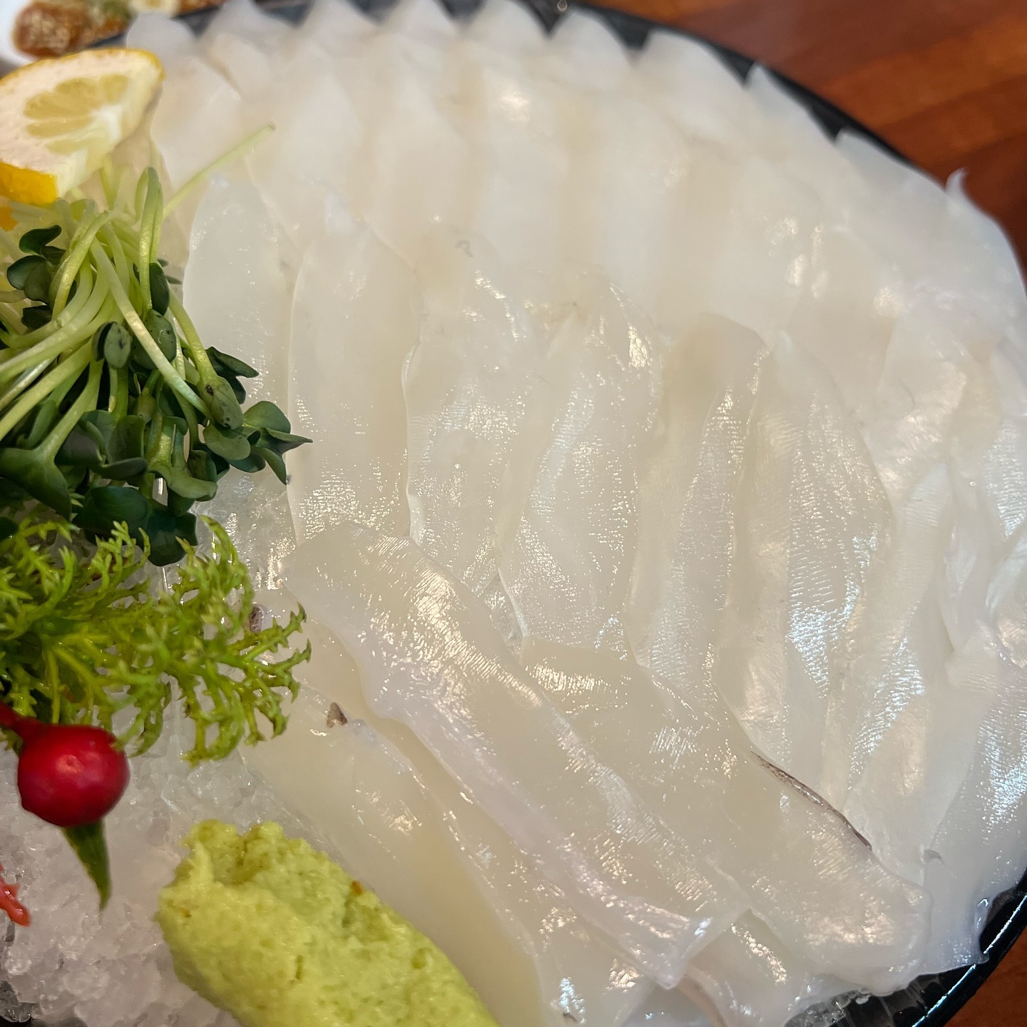 단비언니가 좋아하는 #오늘은내가쏜다 에서 한잔🥂
여기는 일단 술값이 다른 곳에 비해 저렴한 편이라 자주 가는 것 같아요! (소주 1병 3,000원/ 생맥주 1잔 3,000원)
거기에 기본 반찬 너무 훌륭하게 나오고 회도 두툼하게 썰어주니 완전 단비언니의 입맛과 취향 저격하는 곳이에요⭐️⭐️

오랜만에 한치 시즌이기도 하고 그래서 얼마전 한치회 막바지 타고 왔지요🙊정말 쫄깃함과 감칠맛이 일품이었어요…💖
오징어보다 부드러운 식감과 씹을 수록 올라오는 특유의 단맛이 너무 좋았던 오늘은 내가 쏜다의 한치회…🥹 이것만 먹기 아쉬워 다른 회도 추가로 시키고 잔뜩 먹고 왔습니당!!!! 여긴 매주 일요일 휴무이니 확인 꼭 하셔요👍🏼

#한치회 #합정회맛집 #합정횟집 #가성비횟집 #오늘은내가쏜다 #모둠회