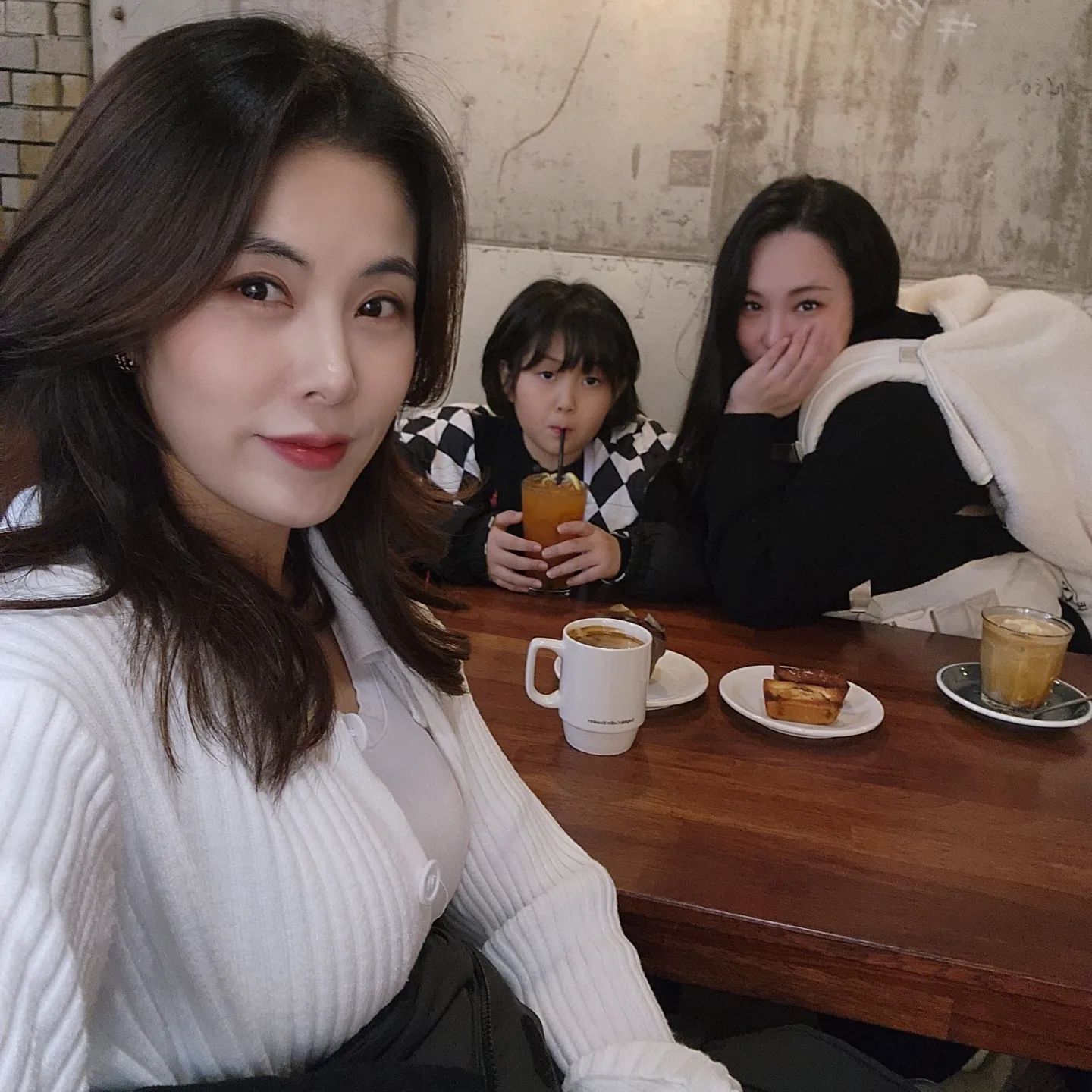 유경이가 스토리에
수지니 생얼이라며 지켜줬지만
잘 가린듯해서 업로드✨️

유경미니미 10살소민과
수진미니미 0살하율이 
함께한 하루👶🙋‍♀️

소민아.....자주와.......꼬옥....!