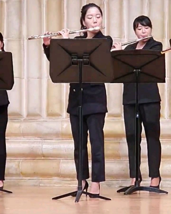 ♡
2부 전체합주 
Sound of music- R.Roger
Walk like this -I.Clarke 
앵콜- 산골소년의 사랑이야기
지선아 영상 고마워 🎶
(풀영상은 추후 유튭에 공개됩니다.) 
.
.
이안클락 율동도 감상하세요 
오랜만에 율동ㅋㅋ 
.
.
#플루트앙상블 #EPT #신명
#세라믹팔레스홀 #스파클링제이 
#플루트 #플루트연주 #감사합니다