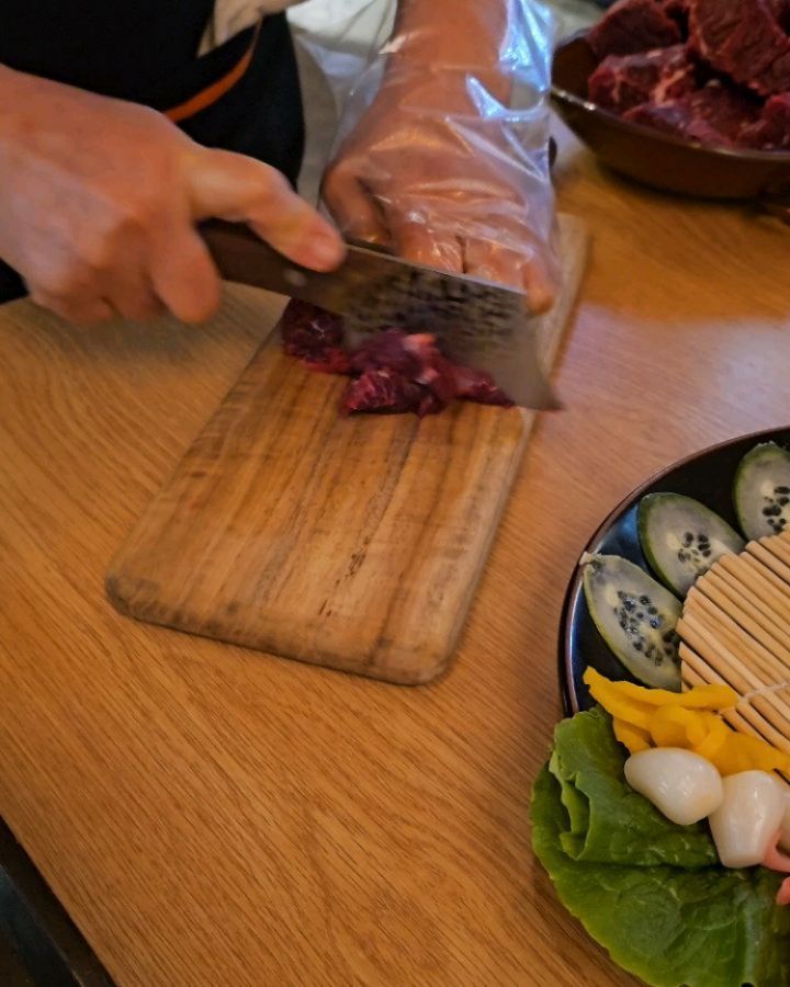 광주 상무지구 #주작상회별채 애오🤤🩷
오후 2시부터 영업시작이라 맛있는 음식과
술을 즐길 수 있는 로컬 찐맛집이랍니다.

저는 생고기 낙지탕탕이와 김밥을 먹었는데
우선 메인 메뉴 전에 나오는 찬부터 장난아닌
곳이라서 데이트, 모임, 회식에 다 잘어울려요.

생고기 주문하시면 테이블에 가져오셔서 직접
썰어주시는데 이거 보는 재미가 쏠쏠하답니다.
그리고 단골처럼 기분좋게 반겨주시는 사장님
덕분에 금방 또 가고 싶어지는 곳이에요.😍

#상무지구맛집 #주작상회 #상지맛집 #광주생고기