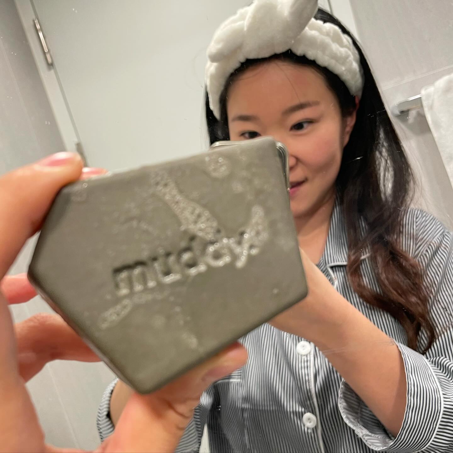 #제품협찬 muddy.shower.club 
머디의 앰버서더가 되.
“머디” 낯선 브랜드였는데, 계정에서 언급한대로
조금은 이상한 k뷰티 머디샤워클럽🖤
반려견 머드바로 시작했다가 씻겨주는 손이 부드러워져서
휴먼 제품이 탄생했다는 재미있는 비하인드🤣
(저는 휴먼 앰버서더입니다.. 멍멍이 앰버서더가 아니에요)

자연과 가까운 성분, 적은 화학 성분으로 깔끔하게 씻을 수 있는
머드바🖤 요즘 날씨가 건조해서 피부도 건조해지는데 촉촉한 버터바가 조금 더 취향저격!
머디만의 특허 슈퍼머드로 모공 속 노폐물까지 싸악 깨끗하게✨

11/29까지 머디샤워클럽 블프니까, 궁금한 분들 깨끗하게 세정하고 싶은 분들 달려가세요😉