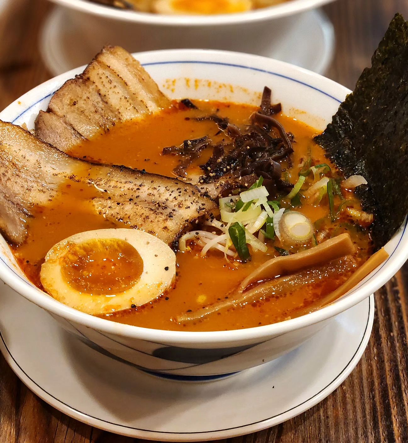 추울 땐 따뜻한 라멘으로 든든하게!🍜⠀
⠀
⠀
⠀
이번에 방문한 곳은 동인천 신포동에 위치한 "후타고라멘"입니다!⠀
오픈했을 당시부터 꾸준히 방문하는 곳이에요~⠀
⠀
⠀
⠀
여긴 직접! 제면을 하고 수제 스프와 직접 육수를 고아서 만들어요! 정성이 가득 담겨있는 라멘이에요 ♥♥🐷⠀
⠀
⠀
⠀
탄탄멘과 돈코츠라멘을 시켜서 먹었어요!⠀
보시면 국물이 아주 진하죠?! 맛은 더욱 진하고 깊었어요!! 일본식 라면인 라멘은 평소에 먹던 라면보다는 짠 경우가 더러 있는데 이곳은 간도 딱 적당해서 국물까지 다 먹겠더라고요🤤🤤🤤⠀
⠀
⠀
⠀
차슈도 추가해서 먹었는데 고기가 정말 부드러워서 입에 넣자마자 사르르 없어졌어요! 기본으로도 나오지만 다들 꼭 추가해서 더 많이 드시는 걸 강추👍👍👍⠀
⠀
⠀
⠀
또 국물에 밥 말아 먹는 걸 좋아하시는 분은 꼭 방문하셔야하는 게 밥이 무료라서 원하시는 만큼 드실 수 있답니다!⠀
⠀
⠀
⠀
⠀
⠀
🍽️ 인천 중구 우현로67번길 1-1 1층⠀
🍽️ 11:00 ~ 19:00⠀
🍽️ 032-777-5570⠀