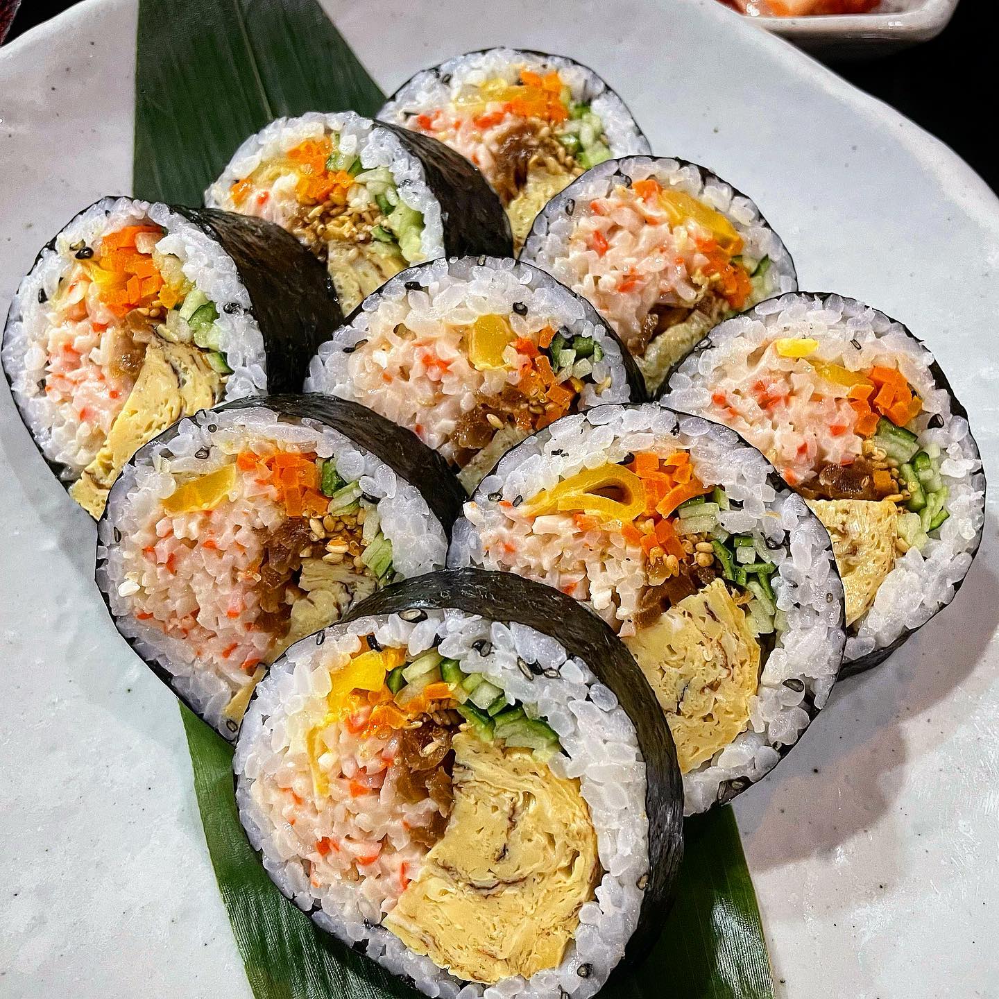 #기장 #우동집 #김초밥

보들보들 계란말이가 통째로 들어간 김초밥이 맛있는 우동집🍜

그렇다고 우동은 맛이없다? 그것도 아님! 육수가 진하게 우러나와 깊은 국물 맛이 일품이었다. 어묵, 유부, 목이버섯, 김 등 다양한 토핑이 가득 올라 가 있어 식감도 훌륭했다. 

정말 맛있게 먹어서 대뜸 맛부터 설명해버렸다. (그만큼 맛이었단 말〰️🤭)

14:30-17:30까지 브레이크 타임이라 시간 맞춰서 갔는데도 10분정도 웨이팅을 했다. 내부엔 5개정도 테이블이 있었고 브레이크 타임 끝나자마자 손님으로 가득했다. 
그래도 로테이션이 빨라서 많이 기다리지 않아서 좋았다. 

메뉴는 우동정식, 김치우동, 모밀정식과 단품 메뉴들이 있었다. 우린 우동정식과 김초밥 단품을 시켰다. 우동정식엔 유부초밥과 김초밥이 함께 나왔고, 김초밥 단품엔 토핑이 가득 올려진 우동국물이 같이 나왔다.

큼직한 김초밥에 와사비를 살짝 올려 한 입 먹으면 입 안 가득해 먹는 맛도 최고👍🏻
(남자친구는 김초밥이 진짜 맛있다며 극찬했다 또 먹으러가잡!!😋)

기장초등학교 버스 정류장 바로 앞에 위치 해 있어 버스타고 오시면 좋을 듯하고 따로 주차장은 없는 듯 했다. 

#재방문의사100 

📍가격
✔️우동정식 : 10,000원
✔️김초밥 : 8,000원

#먹뽀N #부산 #부산맛집 #기장 #기장맛집 #우동 #우동맛집 #김초밥 #김초밥맛집 #분식 #분식맛집 #먹팔 #먹방 #먹스타 #먹스타그램 #💜