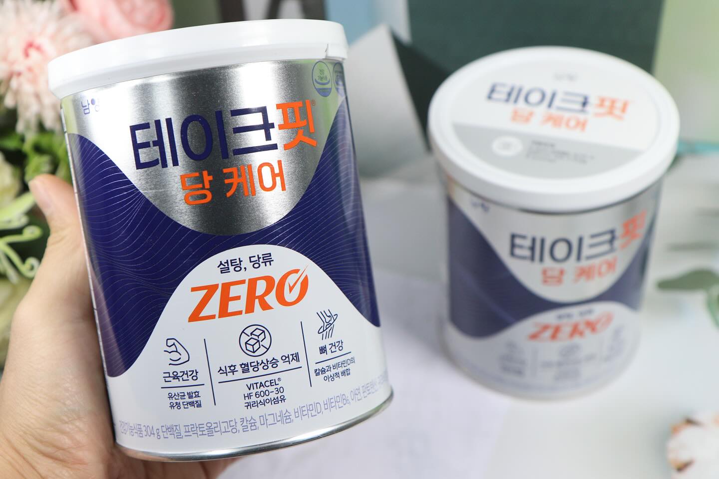 #광고
근육건강, 혈당관리를 위해 당케어와 함께 하고 있는 저의 하루를 이야기 드리려 합니다.

혈당전문가들이 하시는 말씀은 바로 혈당과 근육 그리고 단백질이 상관관계를 가지고 있다는 것이랍니다.
 근육은 포도당을 저정했다가 에너지원으로 사용됩니다. 
먹는 포도당은 있지만 에너지원으로 쓰이지 못해 40-80세 사이 근육량은 약 30-50% 감소하게 됩니다. 
근육을 위해 우리는 단백질을 섭취해야하지만 60대 이상의 절반은 단백질 섭취가 부족하고, 단백질은 잘 안먹으면서 당류섭취는 증가합니다. 
단백질이 부족하면 울이 몸은 근육에 저장해둔 단백질을 분해해 사용하게 되기에 당뇨, 근육, 단백질 이 세가지의 케어는 중요합니다. (건강정보)

혈당에 대한 걱정으로 인해 단백질 섭취에 대한 고민과 걱정을 가지고 계신다면, 
제가 이야기 드리는 단백질인 테이크핏 당케어에 대해 관심을 많이 가져주셨으면 좋겠습니다.
근육관리와 혈당관리를 동시에 할 수 있는 테이크핏 당케어는 6가지 동식물성 단백질이 들어 있으며 5:5 균형잡힌 설계로 만날 수 있답니다. 
또한 식후 혈당상승억제를 위한 귀리식이섬유가 들어 있어 혈당과 근육건강에 대한 동시케어가 가능합니다. 
당이 들어 있지 않으며, 유산균 발효 유청단백질이기에 소화와 흡수에 용이하며, 
소화속도를 고려한 동식물단백질 밸런스를 느낄 수 있는 선택은 건강기능식품 기준 및 규격을 충족하는 9대 기능성성분까지도 
함께 할 수 있기에 테이크핏 당케어는 특히 칼슘과 마그네슘은 근육과 뼈건강을 위한 원료로 함께 할 수 있기에 만족스러운
단백질보충 시간을 가질 수 있답니다.

찬물과 따뜻한 물 모두에 잘 녹기에 어떻게 함께 해도 좋은 테이크핏 당케어는 고소한 미숫가루 맛이 나기에 부담없이 즐길 수 있답니다. 
컵에 물 180ml 혹은 두유 200ml에 테이크핏 당케어 분말 3스푼을 넣어 골고루 잘 섞어 섭취하면 끝, 너무 쉽죠?
고소하기에 기분 좋게 만날 수 있고, 단백질 보충 및 식후 혈당상승 억제에 도움을 줄 수 있는 
나를 위한 단백질 혈당관리를 할 수 있는 테이크핏 당케어를 혈당관리를 필요로 하시는 부모님을 위해 따로 선물로 준비했어요. 

테이크핏 당케어는 16일 새벽 1시에 NS 홈쇼핑에서 지난 방송처럼
12+4캔의 파격구성으로 만나볼 수 있다고 하니 잊지 마세요 

#식후혈당 #혈당수치 #혈당관리 #당케어 #혈당케어 #당케어단백질 #혈당관리단백질 #유청단백질 #단백질음료 #무설탕