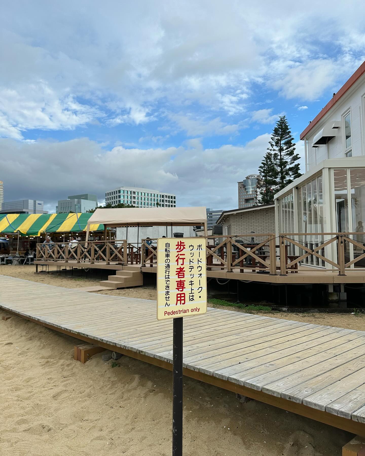 일본이다,,🇯🇵

비가와서 힘들었지만 행복했다,,!!
다음에 더 즐길 수 있을거같다
( ✔️버스투어 예약하기 )

다름을 인정하자!를 늘 외쳤지만 
나를 힘들게 만들었던 횡단보도🚦

아무리 질서의 나라라고 해도 2칸은 선넘었지,,!!