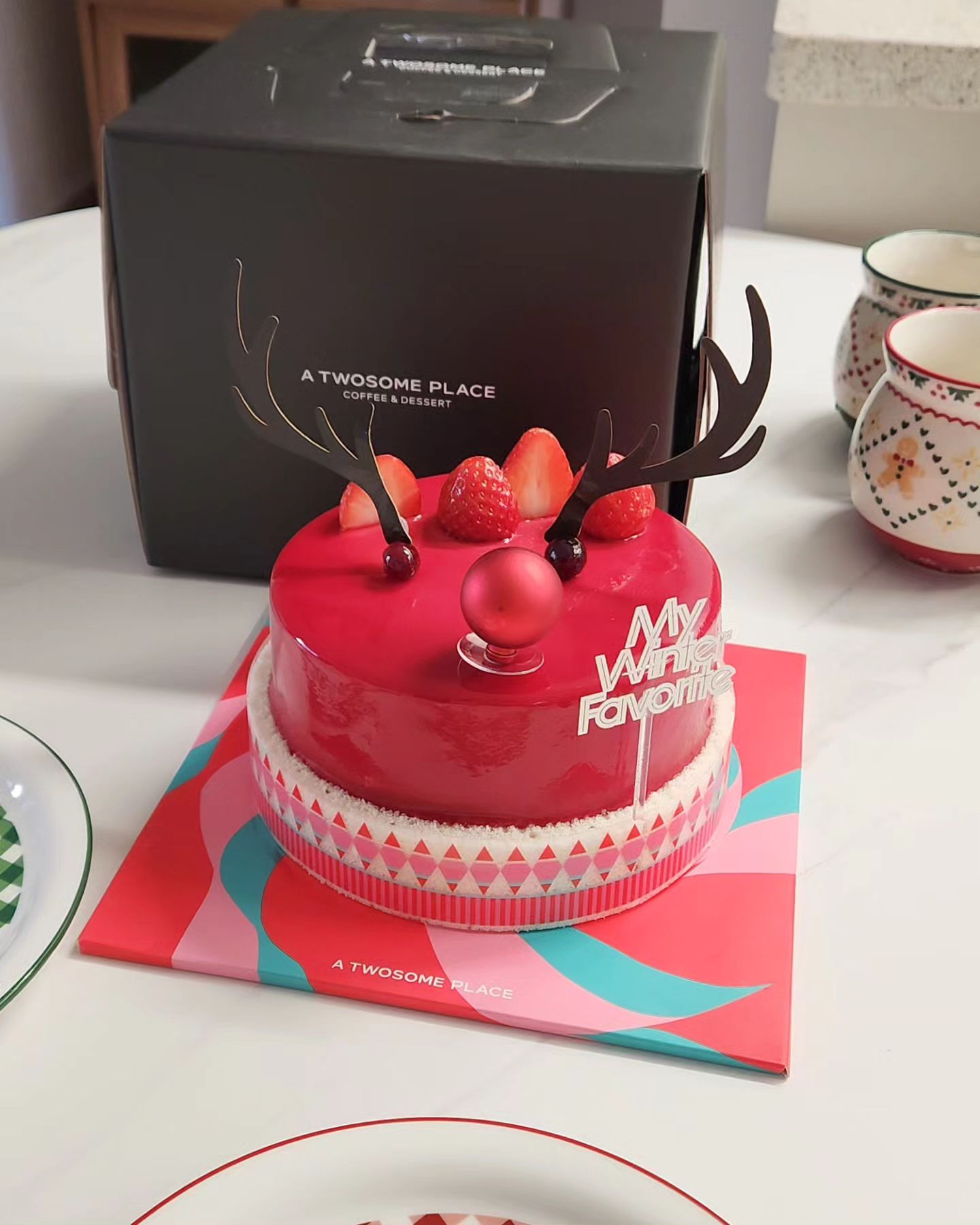 메리 크리스마스!
예전 같았으면 와인에 회에 난리 났겠지만 
지금은 못먹으니까 
루돌프 케이크 🎂 와 따듯한 차로 
간단히 크리스마스 이브 보내용~~
다들 즐거운 크리스마스 이브 보내세용~~❤️
