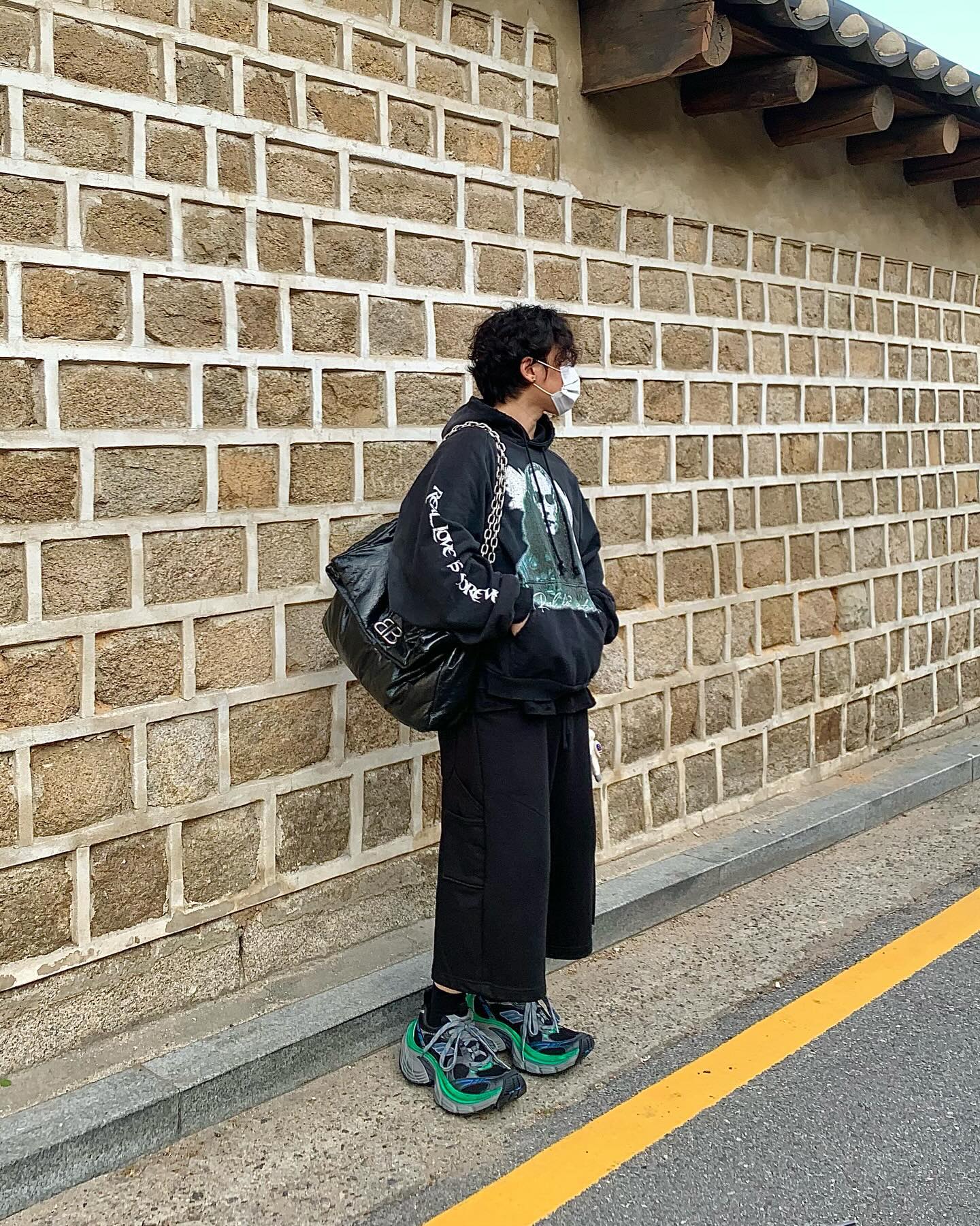고즈넉한 북촌🏘️
.
.
.
👕 Top : project__gr 
👖 Bottom : mjd_official 
👟 Shoes : balenciaga 
⛓️ ACC : mm6maisonmargiela