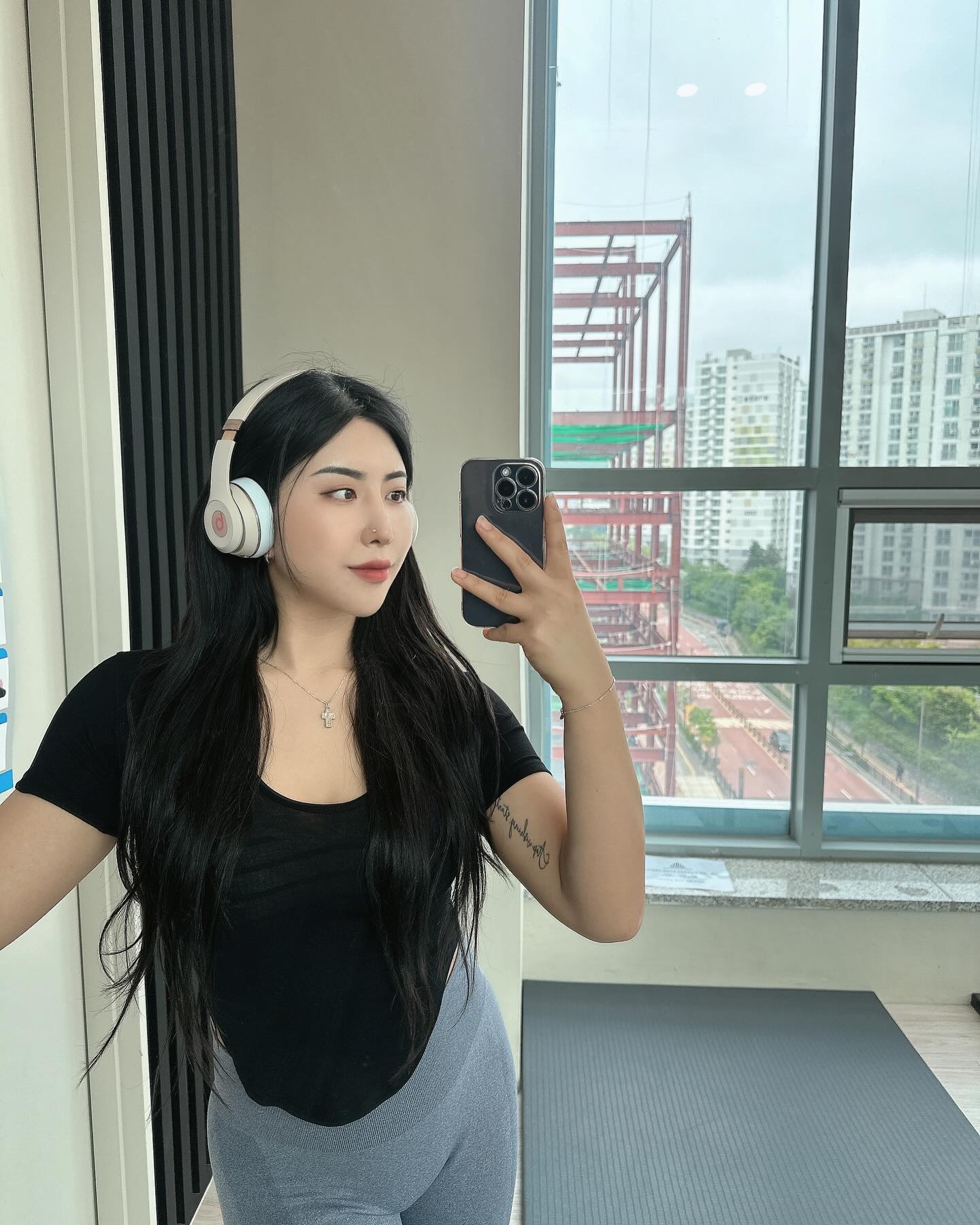 콱 아파서 일주일 내리 쉬어버리고 싶지만
눈치 없는 몸뚱아리는 너무 튼튼해요☺️

그래도 흔한 감기 한번 걸리지 않고
잘 버텨줘서 고마운 내 몸!
멘탈 빨리 가져올게 고마워❣️