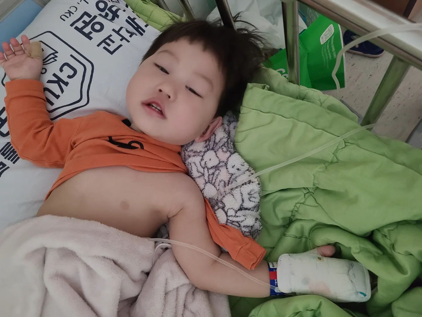 #입원3일째 
.
.
3월부터 얼집 가기 시작한 두찌. 
아직 적응기간이라
이제 점심 먹고 하원하는데
금요일 오전 은수가 미열도 있고
구토를 했다고 전화가 와서
바로 하원시키고 동네 소아과에 갔어요..
원래 감기 기운이 있어서
콧물약을 먹고 있던 상태라
감기약 처방 받아서 집에 왔는데
약 먹자마자 분수토..
저녁에도 또 약 먹으면 바로 토해서 응급실행..
다행히 난생처음 맞는 수액도 잘 맞았는데
검사결과 간수치가 정상의 9뱨..
입원해야 한다네요ㅠㅠ
준비도 없이 급 입원했는데
계속 열은 오르고
약이든 죽이든 음료둔
먹으면 무조건 토해서 
물만 마시고
링거로 해열제와 포도당 맞고 있어요..
그래도 어제까진 집에 가자고 
계속 울고 보챘는데
오늘은 힘이 없는지
눈도 잘 못 뜨고
울지도 못하네요ㅠㅠ
너무 안쓰럽고 미안해요ㅜㅜ
이렇게 많이 아픈 게 처음이라
너무 걱정되고 무서워요ㅠ
하나님 울 은수 얼른 낫게 해주세요🙏
.
.
.
#건강하자 #사랑해 #두돌