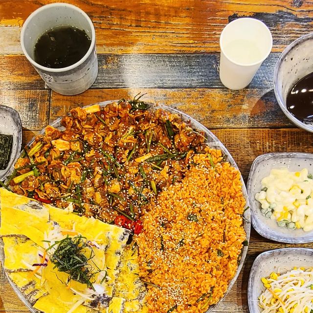 Lim J.Y on Instagram: "경주벚꽃 어제부터 날씨가 너무 안좋아서 아침까지 진해, 맥도생태공원, 경주 고민하다가 경주로 ㄱㄱ 경주 도착하자마자 점심 먼저. 12시전인데 웨이팅 13팀.. 그래도 보문