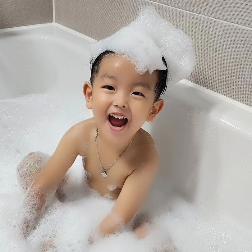 손바닥 색소빼기용 거품목욕🤣
.
.
#내일생일 #내일세돌