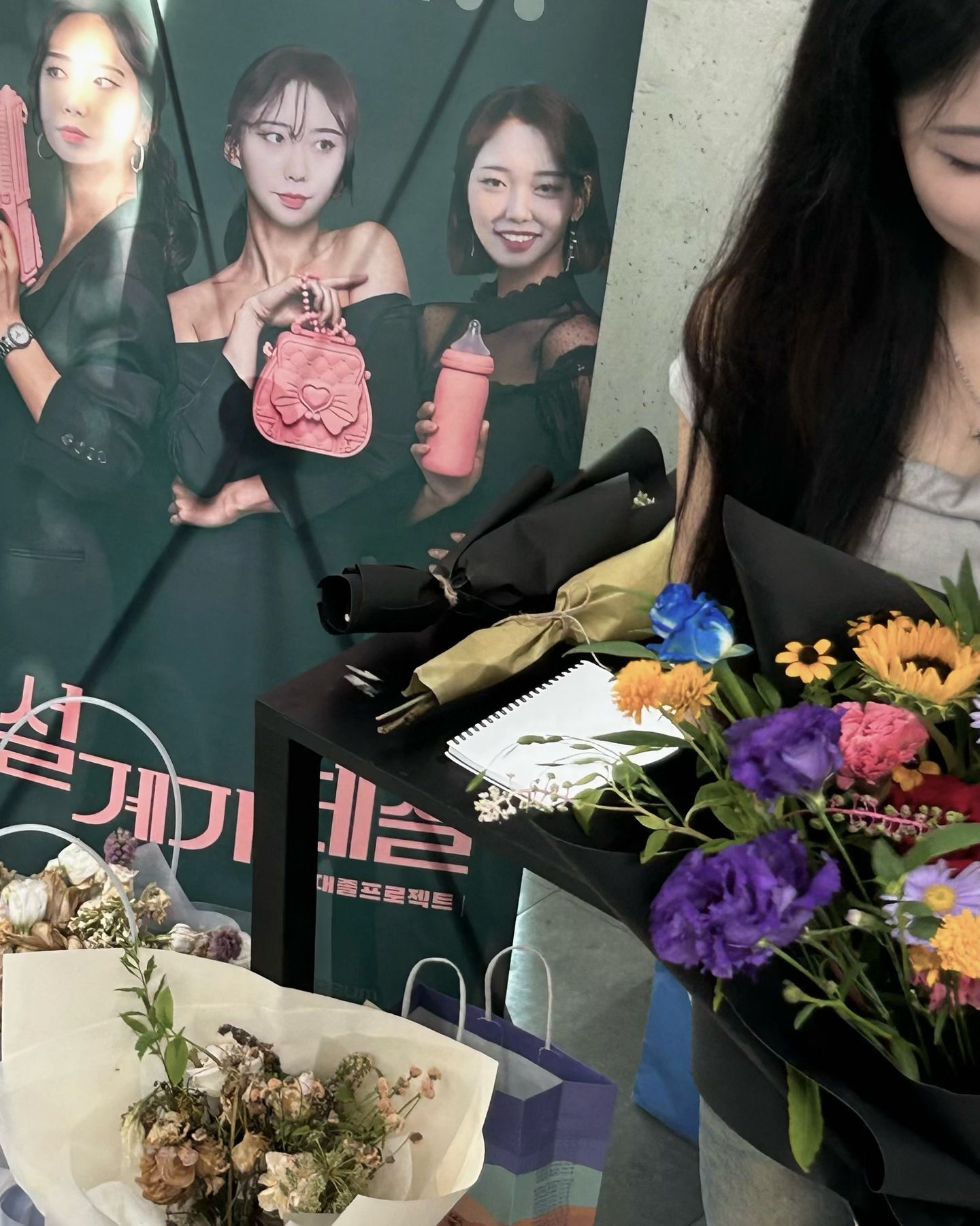 드디어 졸전 끝✌🏻🤍

나 졸업할 수 있게 도와준 우리 시다들, 동기들, 선후배들 제일 고맙고 🙇🏻‍♀️ 따로 연락 못해도, 멀리 지방에서도 알아서 찾아와 준 친구들, 선후배들, 가족들, 저 없어도 방명록 남기고 가준 손님들 모두 감사합니다😽💗