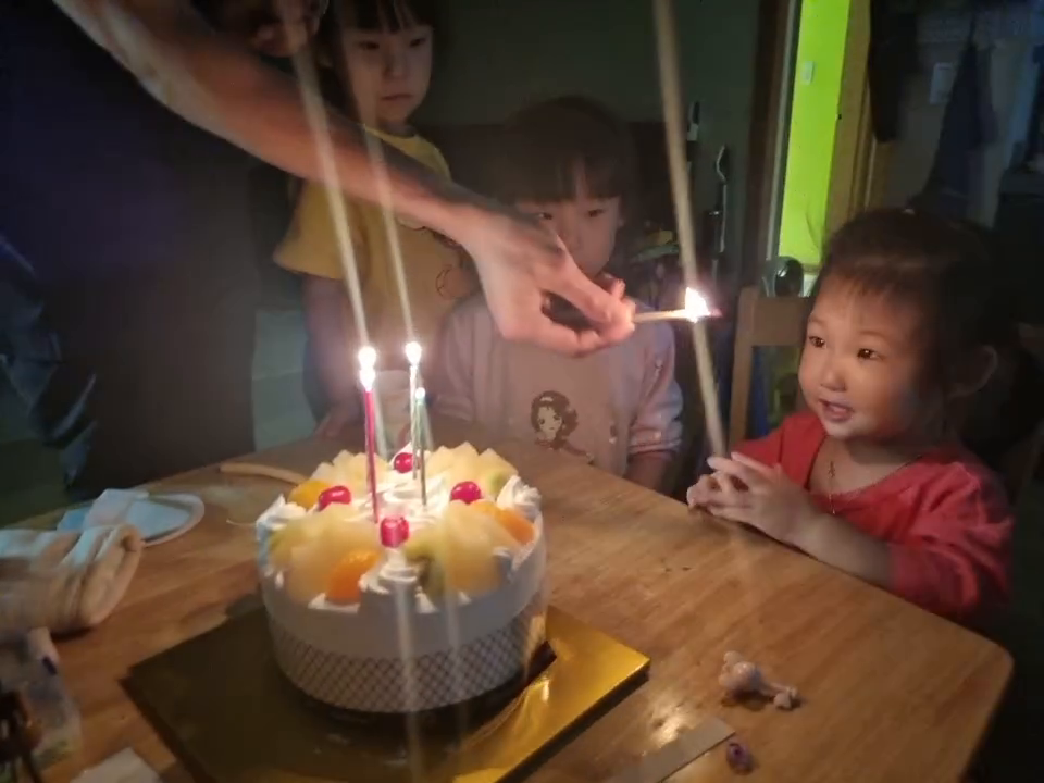 애들이 더 신난 엄마생일🤣
막내도 이제 생일축하노래도 불러주고
초는 엄마보다 빠르게ㅋㅋ

#생일 #아이들과함께❤️ #주인공은끌수없는생일촛불
