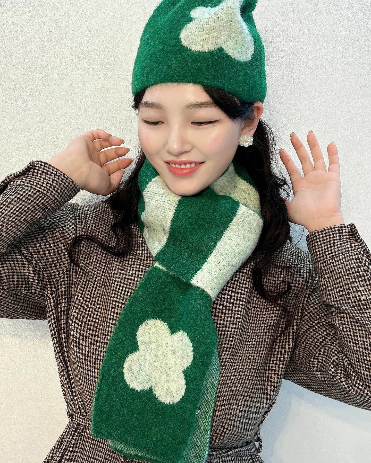 #광고 dropdropdrop_patternplay 
올겨울에는 포근한 감각적인 DRP 니트 바라클라바로 
겨울 패션 완성💚🤍

요즘 부쩍 더 추워져서 이거 없으면 밖에 못나가는 나,,😍

울 혼방 원사를 사용하여 보온성은 높히고, 
조직감이 촘촘한 '버드 아이즈' 기법으로 편직하여 
도톰하고 부드러운 아이템이에요✨

드롭드롭드롭 성수 쇼룸에서 직접 모든 컬러와 핏을 
직접 착용해 보시는걸 추천드려요💓
~12/20까지 공식 온라인몰에서 홀리데이 기프트 단독 프로모션까지 진행중이라고 하니 
꼭 들어가보셔서 올겨을 따뜻하게 보내자구요❄️☃️

_

#드롭드롭드롭 #듧듧듧 #성수쇼룸 #바라클라바 #데일리룩 #머플러 #비니 #겨울모자 #연말선물