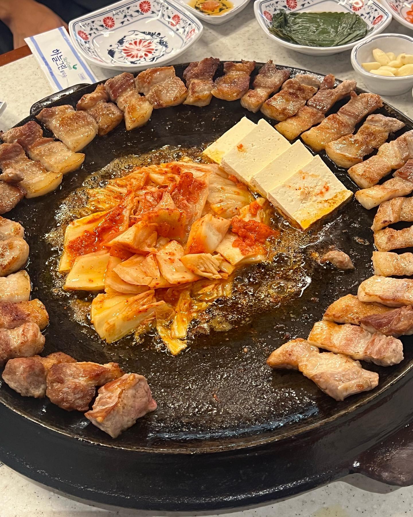 #협찬

대전 봉명동 진짜무쇠삼겹에 다녀왔어요 !

최상급 고기를 사용하여 고기맛은 물론 
국산 김치와 함께 먹어 더욱 맛있었어요 :)

솥뚜껑에 지글지글 구워져 보는 맛도 먹는 맛도 👍🏼👍🏼
고기도 구워주고 기름은 튀지 않게 막아주니👍🏼

저는 4명이 600g 대자 하나, 볶음밥 2개
소식좌들이랑 먹어서인지 너무 배불렀어요🤤

📍대전 유성구 봉명동 619-1 

.
.
.
.

 #대전맛집 #봉명동맛집 #대전삼겹살 #대전모임 #대전회식 #봉명동삼겹살 #봉명동핫플 #충남대맛집 #충남대삼겹살 #충남대핫플 #충남대고깃집 #진짜무쇠삼겹 #진짜무쇠삼겹대전봉명점