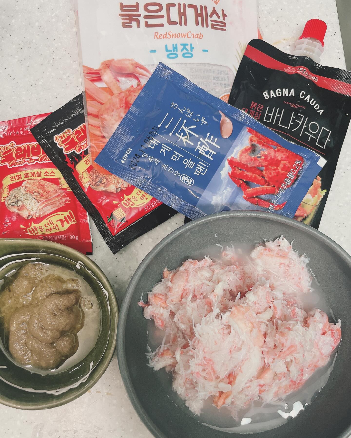 #협찬 🦀홍게공장🦀

집에 애기가 있어서 대개를 쪄서먹기도 힘들고 
넘나 간편하게 게살만 다 발아져있는 
홍게공장의 붉은대게살을 만나보게됐어요 

최근에 어쩌다사장에서 조인성베우님의 
대게라면이 그렇게 인기라던데 😀

그럼나도 먹어봐야지요!!

울산에 위치한 홍게공장은 
동해 산지에서 잡은 홍게로 가공하는 업체라고해요 
저는 오늘 라면으로 얹어먹었지만 
캠핑이나 홈파티, 아이간식, 집들이음식 또는 샐러드해먹어도
좋겠더라구요 !! 

냉동이 아닌 신선한 냉장식품이니 더 신선하게 먹을수있구요 

붉은 대게의 내장 중 생장만 넣어 
더욱 담백하고 깊은 맛을 담은 
바냐카우다 🦀🦀
붉은 대게장을 넣어 비린내를 줄이고 담백함을 담은 소스라서 
대게살 콕 찍어먹으면  그맛은 말모말모 👏👏👏

daejung.crab 

#홍게공장 #홍게살 #붉은대게살 #캠핑밀키트 
#바냐카우다 #캠핑요리 #캠핑요리추천 #집들이음식 
#집들이음식메뉴 #연말요리 #연말음식 #파티음식
 #스토리앤체험단 #스토리앤미디어