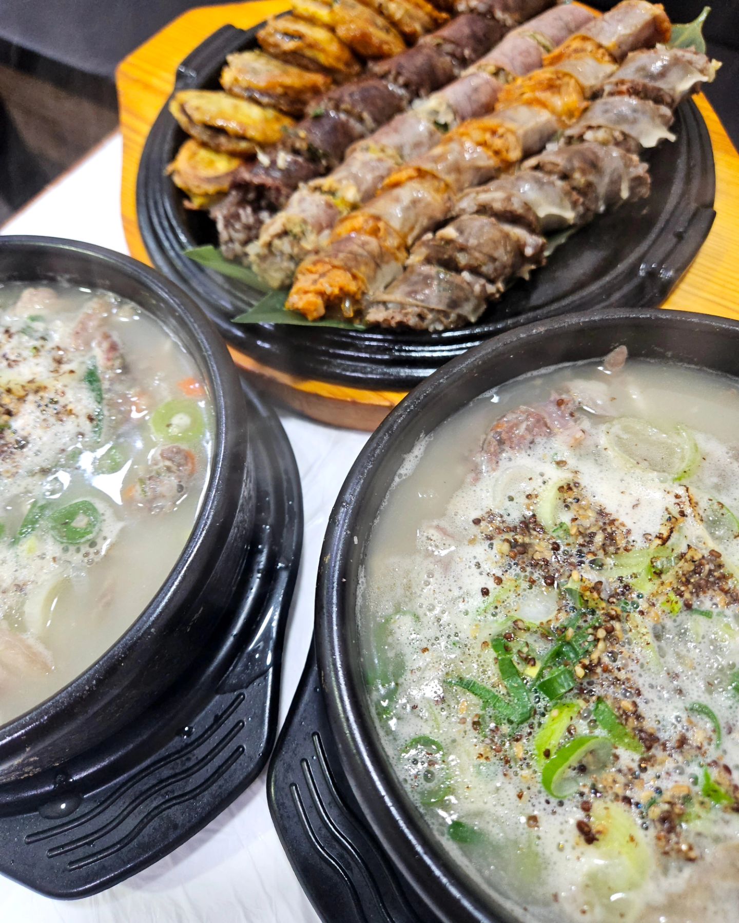 #협찬 

속초 아바이순대타운 골목에 위치한 #장터순대국에 다녀왔어요☺️

속초 중앙시장에서 가성비가 좋은 매장으로 착한가격 착한가게입니다😊

생방송 투데이와 토요일은 밥이 좋아 여러 방송출연한 유명한 곳인데요👍

각 테이블마다 테블릿이 있어 주문하기 편했어요😆

밑반찬으로 깍두기 배추김치 양파절임을 주시고
채소는 양파 고추 마늘 새우젓 쌈장 다데기를 주신답니다😊

매콤하게 드시고 싶으신 분들은 매콤 다데기 추가 주문이 가능해요🔥

저희는 아바이 순대국밥이랑 모듬 순대를 주문했어요😝

아바이 순대국밥은 다진마늘•파•들깨가 함께 들어 있고 깔끔하면서 진하고 많은 양의 국물로 개운한 맛입니다😋
공기밥 양이 적은편이지만 공기밥이 1회 무료로 추가가 가능해요🤭

오징어 순대 위에는 버터를 갈아서 올려주셔서 고소한 향도 올라오고
오징어는 쫄깃하고 같이 나오는 명태회무침과 같이 먹으면 더욱 맛있어요😁
명태회무침은 추가주문할때 비용이 있어요‼️

가게 입구에서 소소한 뽑기이벤트도 진행중이라고 하니 꼭 참여해보세요✨️

📍장터순대국

- 강원특별자치도 속초시 중앙로129번길 35-16

⏰️영업시간: 10:00 ~ 21:00 (매주 목요일 정기 휴무)

🅿️ 속초관광시장 안내소 공영주차장/ 주차권 할인 제공 1만5천원당 한 장

#속초맛집 #속초순대국맛집 #속초순대국 #속초순대 #속초오징어순대 #속초오징어순대맛집 #속초맛집추천 #맛스타그램 #먹스타그램
