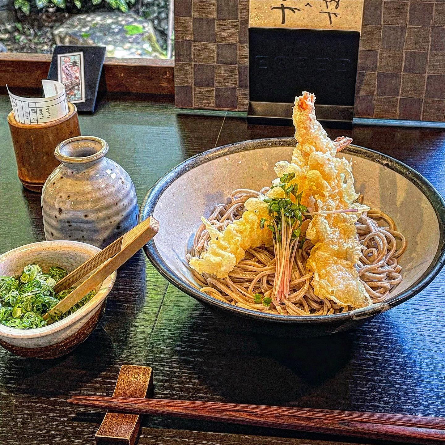 청어 온소바가 맛있는 교토 맛집 ‘요시무라 소바’ 🇯🇵

교토 아라시야마 지역에 있는 유명한 소바집이에요 
냉/온소바로 메뉴 구성이 되어있어
니신(청어)온소바, 오로시냉소바 각각 하나씩 주문해보았어요 👀

니신소바(Nisin soba)는 청어구이가 들어간 소바로
겉으로 보기와는 다르게 비릿함이 없이 느껴지는 단맛에 
따듯한 국물과 은은한 메밀향이 베어있어
바다내음이 느껴지는 보드라운 청어 속살과 잘 어울렸어요! ◡̎ 🐟 

새우튀김이라는 뜻의 에비덴뿌라 오로시소바(Oroshi soba) 는
국물에 무즙을 넣어서 먹는 소바로, 
용기에 담아져 나온 쯔유를 원하는 만큼 소바에 뿌려
새우튀김 밑에 있는 무즙과 조금씩 섞어 달라지는 맛을 비교해가며
먹는 맛이 이색스러웠던 소바였어요! ◡̎ 

새우튀김은 튀김의 나라답게 그냥 완벽 🍤
한국에서 먹었던 소바와는 다르게 처음 먹어보는 맛이었어요 

소바집 바로옆은 #응커피 로 유명한 커피집의 본고장이 
이곳 아라시야마 지역에 있어 함께 후식으로 먹기 좋았어요 
교토여행온다면 추천드립니다 ◡̎ 

📍상호 : 아라시야마 요시무라
📍주소 : 일본 〒616-8385 Kyoto, Ukyo Ward, Sagatenryuji Susukinobabacho, ３
📍영업시간 : 11:00~17:00
📍메뉴 :  니신소바(1,450엔) 오로시소바(1,480엔) 

#요시무라소바 #교토맛집 #교토여행 #소바맛집 
#일본맛집 #식도락여행 #텐류지 #응커피 #퍼센트커피