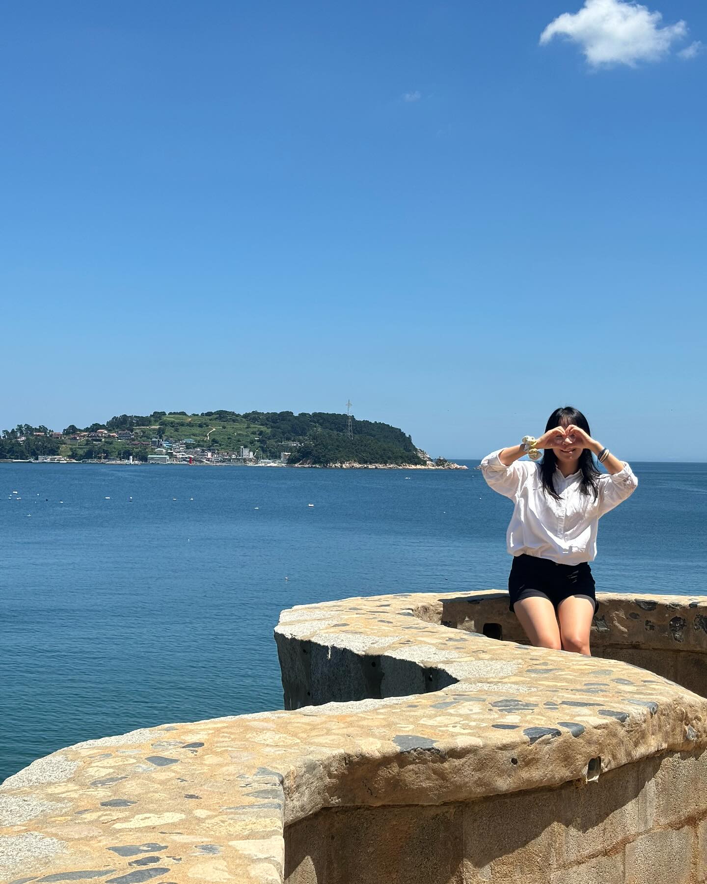 -
너무나 평온한 일상이 지속되면 문득 불안함이 생기는 이상한 사람🙆🏾‍♀️
달력을 볼때 마다 놀라고, 내 얼굴도 볼때마다 놀라고🙄 
.
.
.
📍매미성_거제
.
.

tmi_회식하고 와서 기분이 좋은건지🙋🏻‍♂️ 갑자기 테이블에 나란히 앉아 
한잔하며 이야기를 하자는 사람ㅋㅋㅋㅋㅋ 에게 나는 하얀잉간에게 
뭐 사고 쳤니? 나한테 뭐 잘못한거있지 ㅋㅋㅋ
이렇게 우리는 눕다 먹다 하다 왕뚜껑에 물을 넣었다지 
밥은 반공기만 넣기로 약속🙏🏾
먹취향 비슷해서 행복한데 너무 돼지같다 우리🐽
#끼리🐘 #동갑내기부부💑 #먹취향 #행복한돼지들🐷 
#불금을 #먹방으로 #주말뭐하지 #주말데이트❤️ #주말데이트룩 #열시미하자 #뭐든해봐요 #개미인생