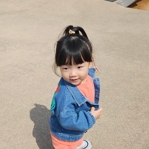 #인생705일차 #밀린피드 
 
 
일주일가량 골골 거리고 있는 애미,
발작성 기침이 계속 지속돼서 병원을 다녔는데
증세가 호전되지 않아 오늘 대학병원 다녀왔어요. 
 
비염과 알레르기 같긴한데
약을 써보고 전혀 효과가 없으면 
천식 검사를 해보기루.. ‎¨̯ه 
 
 
애미가 켈룩켈룩 골골 거리는 사이
프림이는 어린이집에서 소풍도 가고 견학도 가고 
백설공주 뮤지컬도 보고 왔어요! 
 
키즈노트 보니 어찌나 신나하던지 😌 
날도 풀렸겠다, 동물원도 가고 
아쿠아리움도 가야겠어요. ◡̈ ෆ
 
 
 
두번째 사진은 어김없이 민들레 사냥 중 🌼
 
 
 
 
 
#23개월아기 #이프림🌿