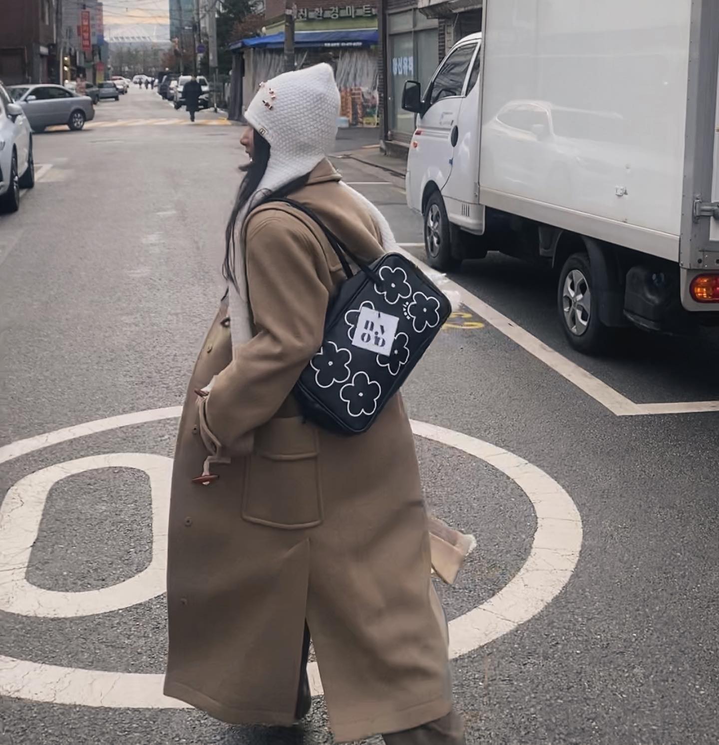 너무 당당하게 매달고 다닌 #노비오 의 텍을 자르려다보니 진지하게 너무 예쁜거같아서 며칠그대로 매달고 다닌 나😎🖤
novio_kr 마리백은 앞뒤로 연출이 가능해서 
플라워패턴쪽으로 귀엽게 연출도 가능하고 반대로 블랙 그대로와 노비오로고로 깔끔하게도 연출이 가능해서 너무 좋다나요..🖤🖤🖤수납공간도 넉넉 #노비오가방 연말연초 너로 정했다..✨
자람이태블릿pc+내아이패드+화장품파우치+자람물품파우치+음료두개+장갑두개를넣고도 예쁘게 수납되는 네모네모 마리백🖤