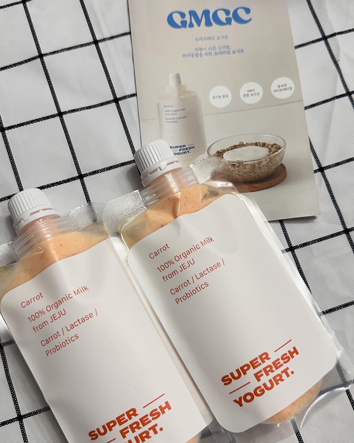 1. 당근 장건강 요플레🤍

🍼동물복지 인증목장에서의 유기농 우유 

🥕유기농 당근의 풍부한 비타민A, 프락토올리고당으로 시력개선 및 강력한 항산화 효과 

💫유당불내증 걱정 NO 

2. 강아지퓨레 슈퍼프레쉬 블랜드 베리💜

100% 유기농 국내산 슈퍼베리와 신선한 야채들로만 만들어지는 슈프블 베리&베지 

심혈관질환예방 과 피로회복에 좋은것들이 자~안뜩 들어가있어요!! 

급여시 저처럼 화식/사료와 함께주거나 
살짝 얼려서 스무디처럼도 가능하고 
얼음틀에 얼려서 특식개념으로 줘도 좋습니다💝

기호성도 좋고 제조일자까지 나와서 믿고 먹일수있어서 너무 좋고 , 
팩에 들어있기에 들고다니기에도 용이하다규!! 
모두 한번 먹여보시는것도 좋을듯해용😋💛

goodmorning_gut_club 
#강아지요거트 #강아지퓨레 #강아지자연식 #반려동물 #반려동물요거트 #반려동물장건강 #GMGC #슈퍼프레쉬요거트 #슈프요 #강아지장건강 #크루모집