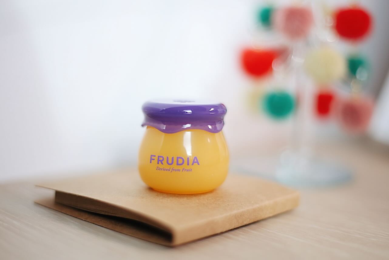 #협찬 
frudia.official 
#후르디아 #립밤

겨울 되니 입술 각질이 장난 아닌 요즘
후르디아 입굴각질순삭 블루베리 립밤 사용해봤어요
꾸덕꾸덕한 제형으로 살살 펴바르니 
수분가득하고 정말 촉촉하네요
각질이 들떠서 늘 스트레스였는데
금새 각질이 녹듯이 사라지고 향도 좋아서
만족스럽습니다~^^

#육아  #블루베리립밤 #뷰티 #lipbalm #일상 #패션 #frudia #lipcare #입술각질제거 #올리브영립밤 #사진 #인천 #08L #고보습립밤 #올영립밤