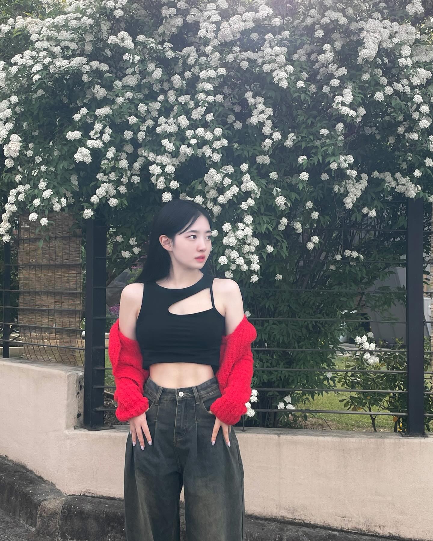 #gift mixxo_korea 
진짜 여름야 .. 🌳🤍🫧

#미쏘 에서 1년에 두 번 나온다는 트렌드 캡슐 컬렉션 ! 이번에는 #24ss 그런지인데오 ♥ 저는 #그런지룩 에 걸맞게, 컷아웃 나시에 오버핏데님팬츠로 편안함이 돋보이는 코디해줬어요 ◡̈

#mixxo #미쏘티디 #trend #grunge #트렌드컬렉션 #그런지캡슐 #캡슐컬렉션 #그런지 #trendylook