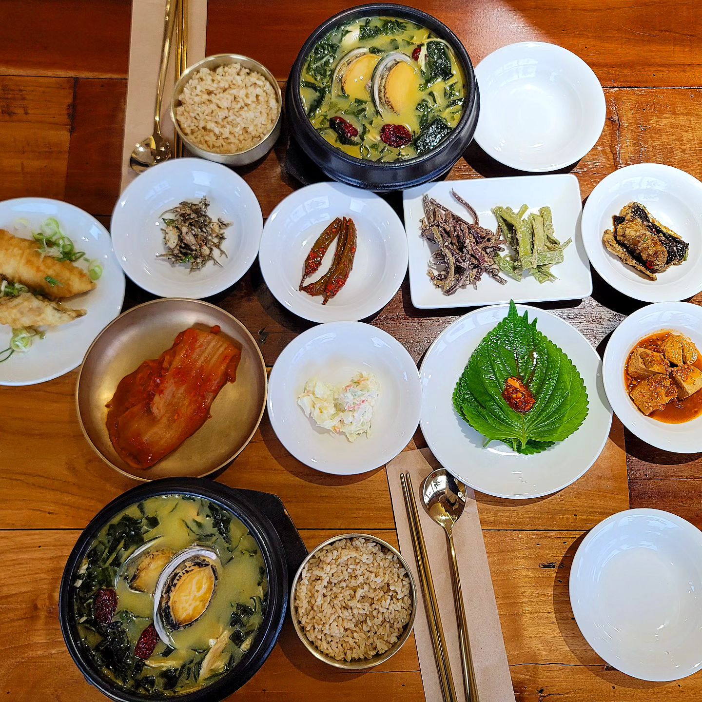 서울 서초 남부터미널 예술의전당 미역국맛집 <미반>

진~하게 우러난 미역국의 찐하고 깊은 맛을 볼 수 있는 미반 미역국 정찬.
다양한 맛의 미역국을 맛볼 수 있어요!
정갈한 반찬들도 하나하나 다 맛있어서, 누구 모시고 오거나 한끼 식사 대접하기에 좋겠더라구요.
.
.
.
#서울맛집 #서초맛집 #남터맛집 #남부터미널맛집 #예술의전당맛집 #미역국맛집 #한식맛집 #식당추천 #점심추천 #저녁추천 #동네맛집 #점심맛집 #정갈한밥상 #맛있는밥상차림 
#미역국 #전복삼계미역국 #소고기미역국 #전복미역국 #삼계미역국 #가자미미역국 #순살가자미미역국 #소고기얼음미역국 #조개미역국 #굴조개미역국 #정찬 #미역국정찬 #미역국잘하는집 
#서울데이트 #서초데이트 #남부터미널데이트