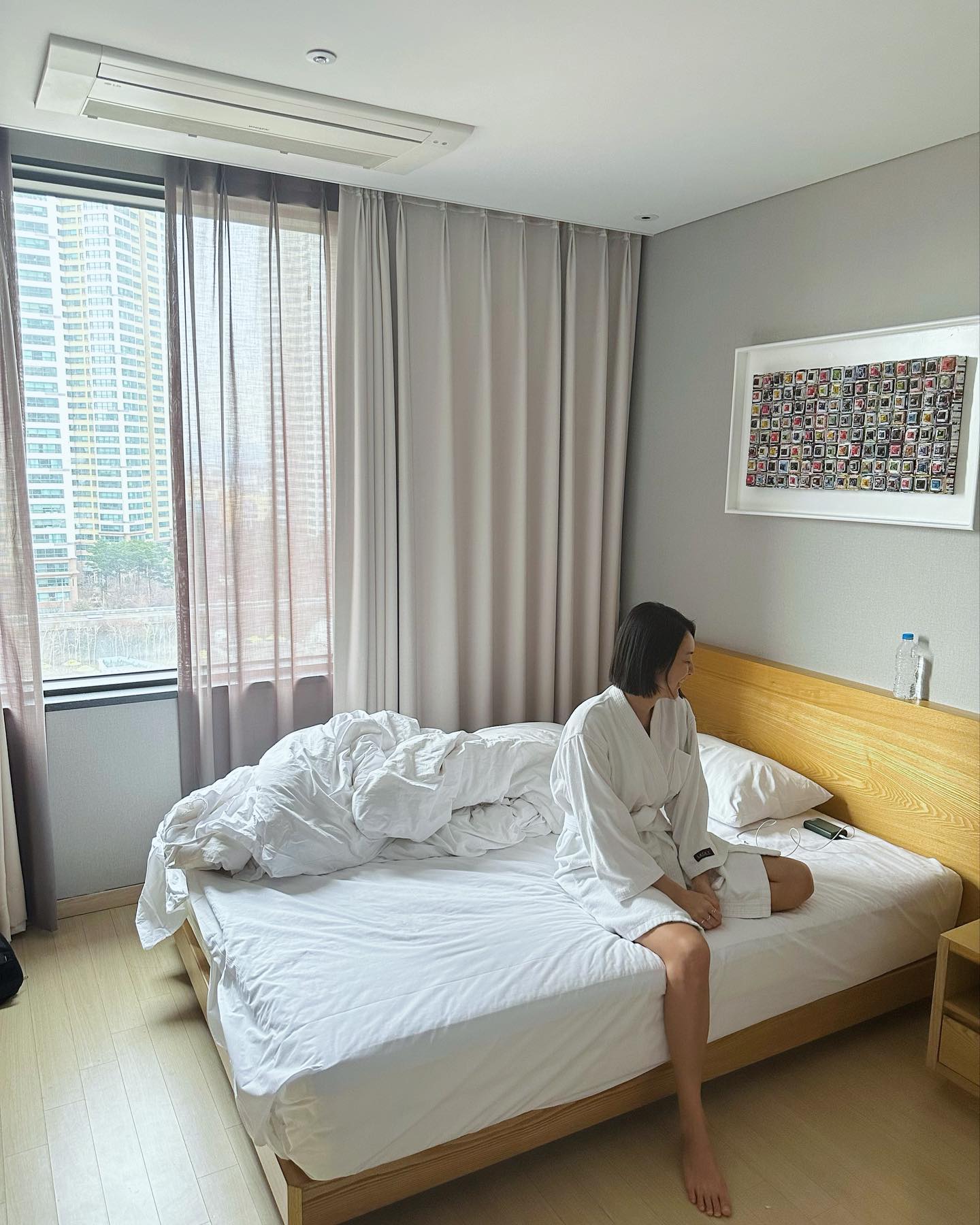:
지치고 힘들어도 어떡해 그냥 해야지
이왕 할거면 그냥 즐기면서 해야지🥴
#호캉스 아니고 잠옷 안가져가서 
4일 내내 입은 핵불편하고 두꺼운 #호텔가운 😆

#동기비행 #huhney_flying #crewlife