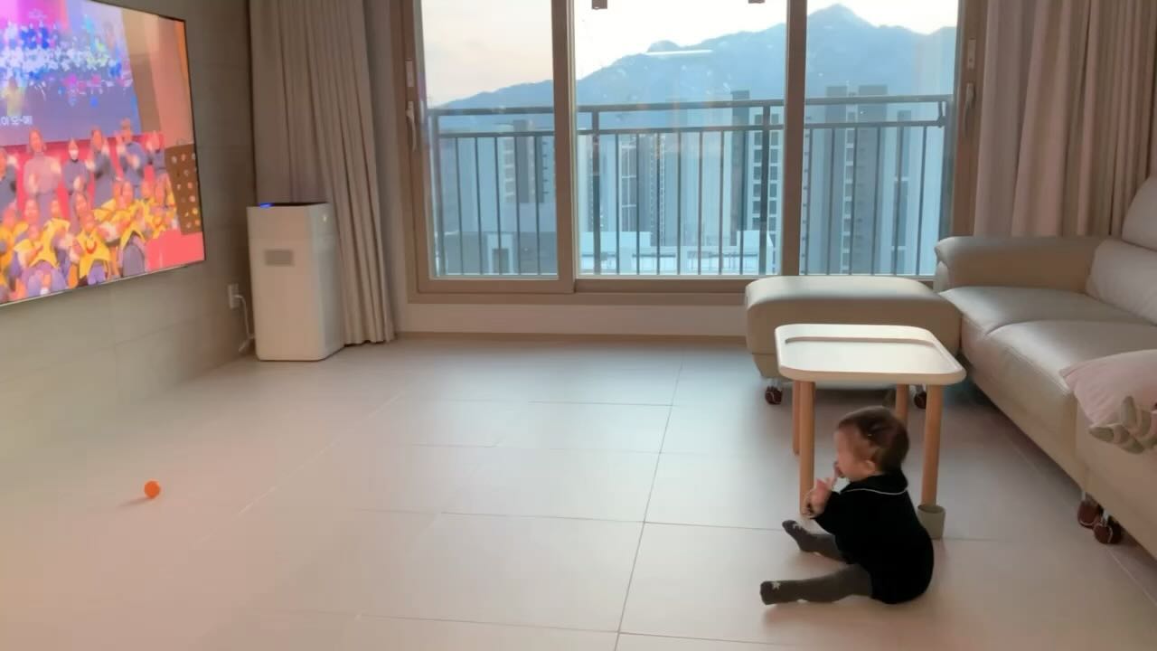1. 집에와서 모니터링하는 율✨
율동 엄마가 안해줬어도 됐겠어율💫
2. 고개 갸웃 애교부리고 ‘귀여워’ 들을 때까지 고정🤣

#율성탄발표 #율40주