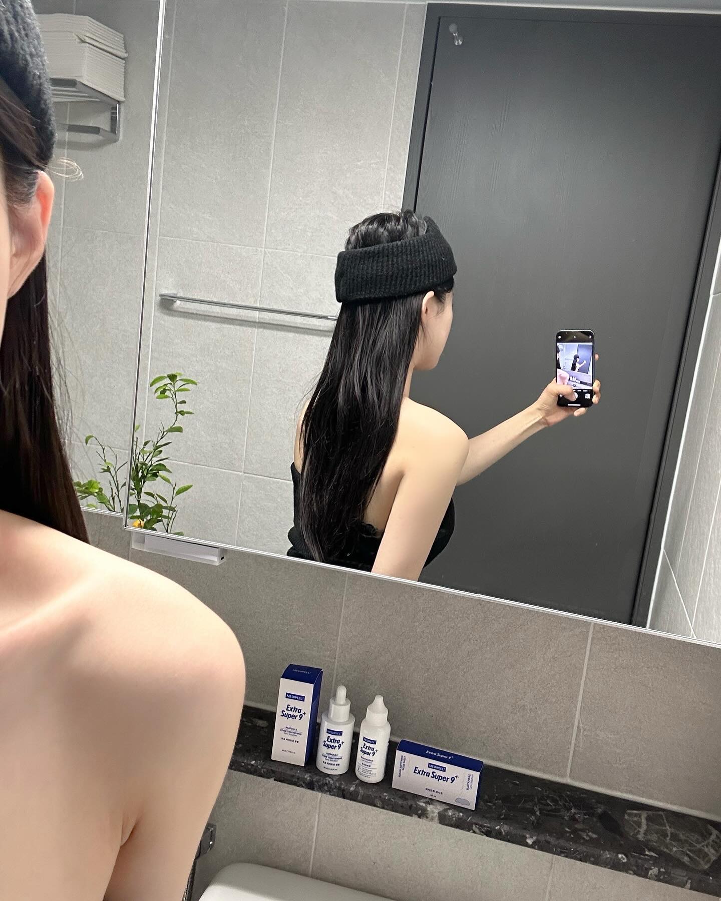 #광고 medipeel.official 

메디필 엑스트라 슈퍼9 플러스 절대 쓰지 마세요 !
저만 알고 싶으니까 ,, 🙄

피지를 순하게 불리고 녹여 관리할수 있는 피지연화제로 
모공 속 피지 16.27% 감소 효과도 입증되었다고 해요 !
블랙헤드랑 화이트헤드는 쏙 빠지고 모공은 쫀쫀해지는 기분 🪽

이젠 다이소 온•오프라인 매장에서도 만나보세요 ✨