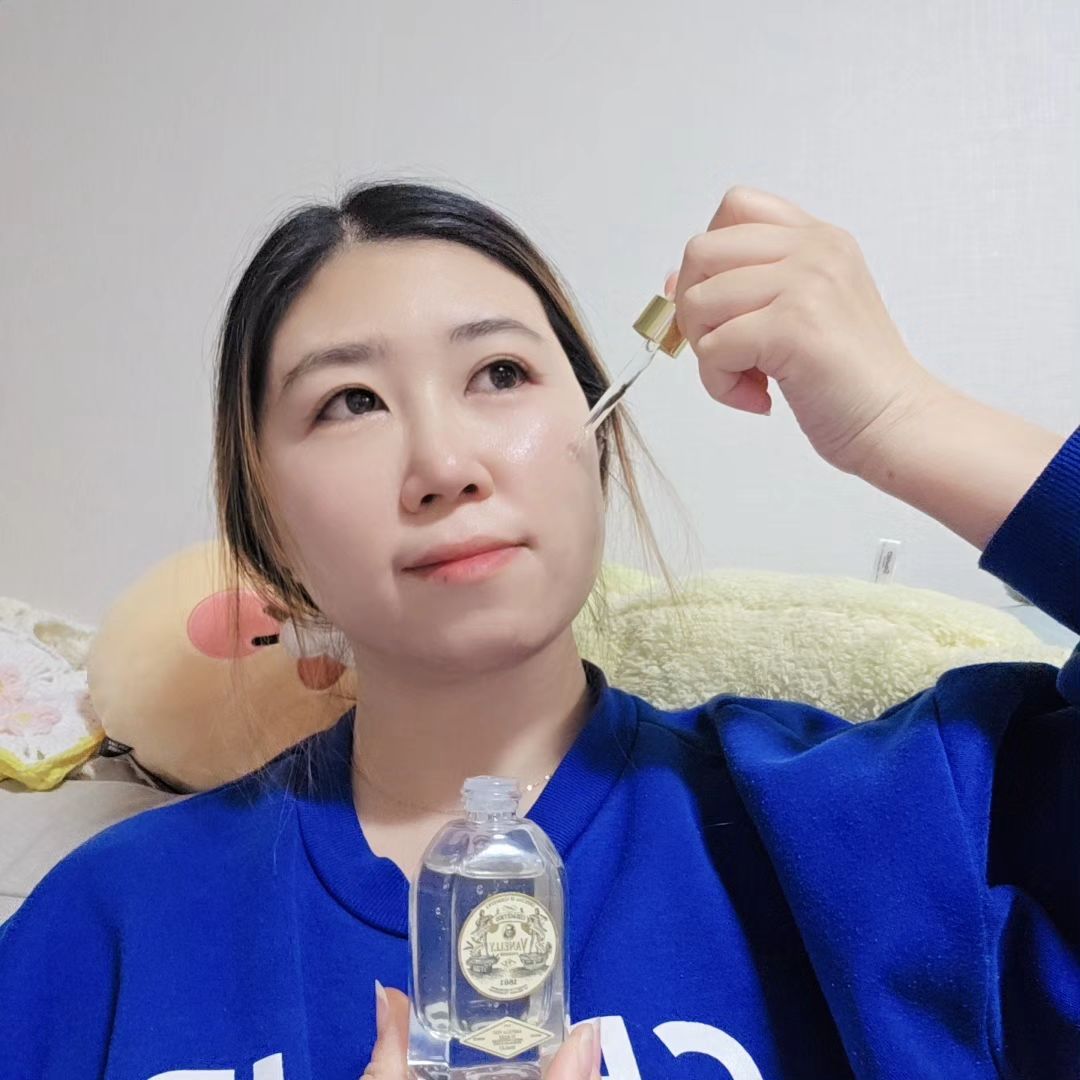 #협찬

고급진 느낌 물씬~ 바넬리앰플은
뚜껑 열자마자 은은하게 퍼지는 향도 좋구요

여러번 덧발라도 끈적임없이 흡수되어 
촉촉함만 남는 명품 앰플이라는요 

AHA, BHA가 피부를 부드럽게 만들어주면서
트러블 진정이랑 수렴에 효과가 있는 
데이지추출물도 함유되어 있어 더욱 빠른 효과를 볼 수 있다고 하니 꾸준히 사용하기 

한번 바르고 두번, 세번 레이어드해서 발라도 
밀리거나 끈적임없이 빠르게 흡수됨 

3중 히알루론산 함유로 피부 보습을 강화시켜주고 
피부를 부드럽게 가꿔줌
 
직접 사용해보니 향도 좋지만 
끈적임없이 빠르게 흡수되는게 젤 좋은거 같아요 

이렇게 얇은 보습 배리어를 형성해 피부의 유수분 밸런스를 맞춰 피부를 건강하게 만들어준답니다

#바넬리 #바넬리앰플 #암풀라비소디마레 #데이지앰플 #트러블앰플 #데일리앰플 #겨울앰플 #수부지앰플 #앰플추천