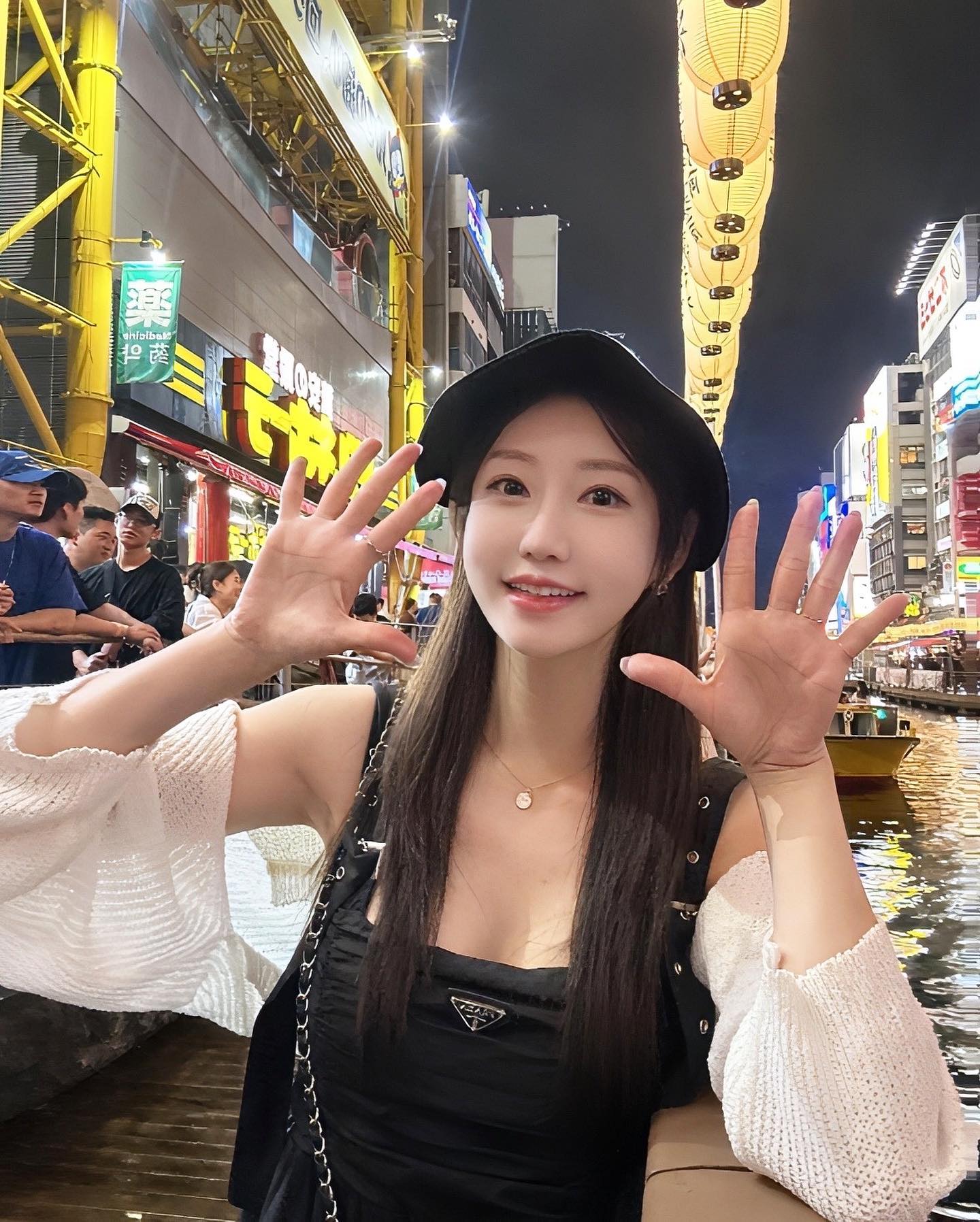 🖤
7월에 오사카 :)

밤이되니 조명이 반짝 반짝✨
예뻤던 밤의 야경☺️

손흔들며 곰방와 인사하깅!
인사에 진심인 편 👋🏻💗

-
#일본 #일본여행 #오사카
#오사카여행 #야경 #도톤보리
#도톤보리리버크루즈
