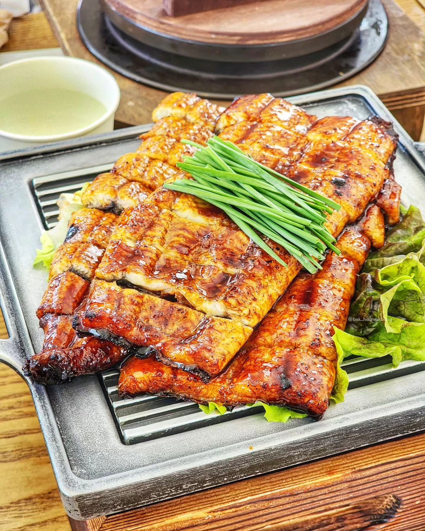 ✅ #박하의먹방_부산 #칠암만장
#기장맛집 #부산맛집 #부산한식맛집
-
• 민물장어 숯불구이(특) 55,000원
• 바다장어 숯불구이(특) 42,000원
• 가지소보루 솥밥 16,000원
• 부채살 솥밥 18,000원
-
부산 기장 칠암에 위치한 맛있는 한식집<칠암만장>
⠀
보드러운 장어는 은은한 숯불향이 베여 담백해서
보양식으로 굿👍 솥밥도 완전 건강식!!
⠀
육즙 가득 부드러운 부채살이 가득 올려져
고소하고 깔끔한 솥밥!
⠀
가지와 다진고기가 들어간 가지소보루는
떡갈비맛이 나면서 촉촉한 가지가 어우러져 완전 맛있쪄💜
마무리로 솥밥엔 뜨거운 물 부워서 누룽지로 마무리-!
⠀
음식도 깔끔하게 차려져나오고 친절하며, 분위기도
좋아서 부모님 모시고가기 왕 추천해요 💚