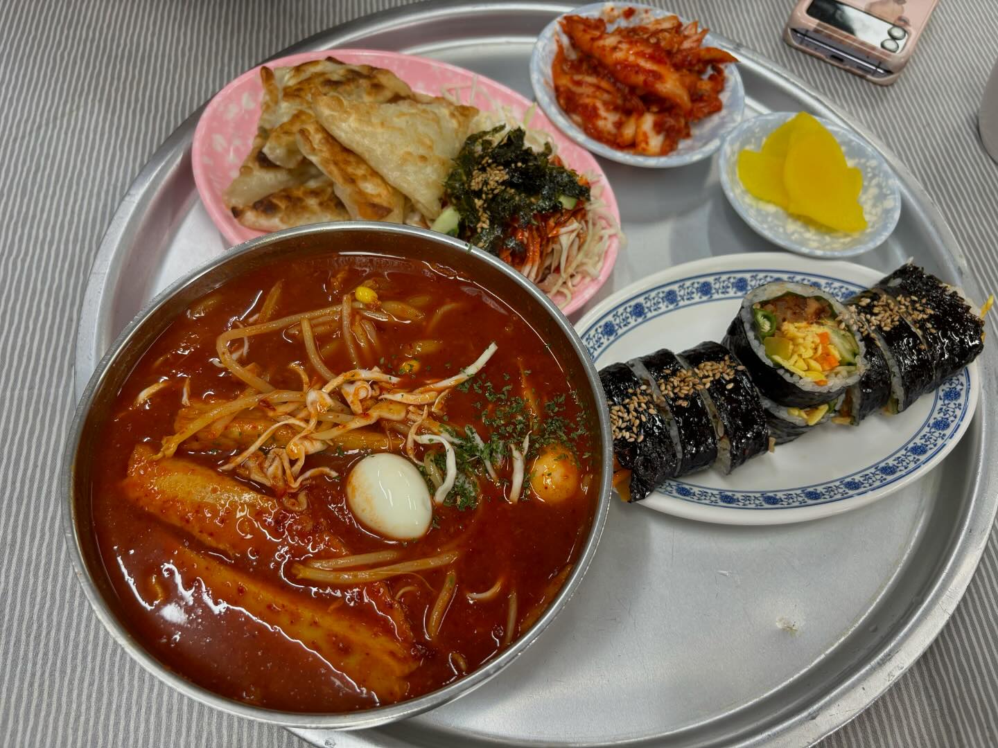 언니랑 서문시장가면 
항상 서문김밥부터 가서 배를 채우고
쇼핑을 시작함...
.
.
.
.
#대구#서문시장#서문시장맛집#신서문김밥#지난피드#먹스타그램#맛스타그램#좋아요