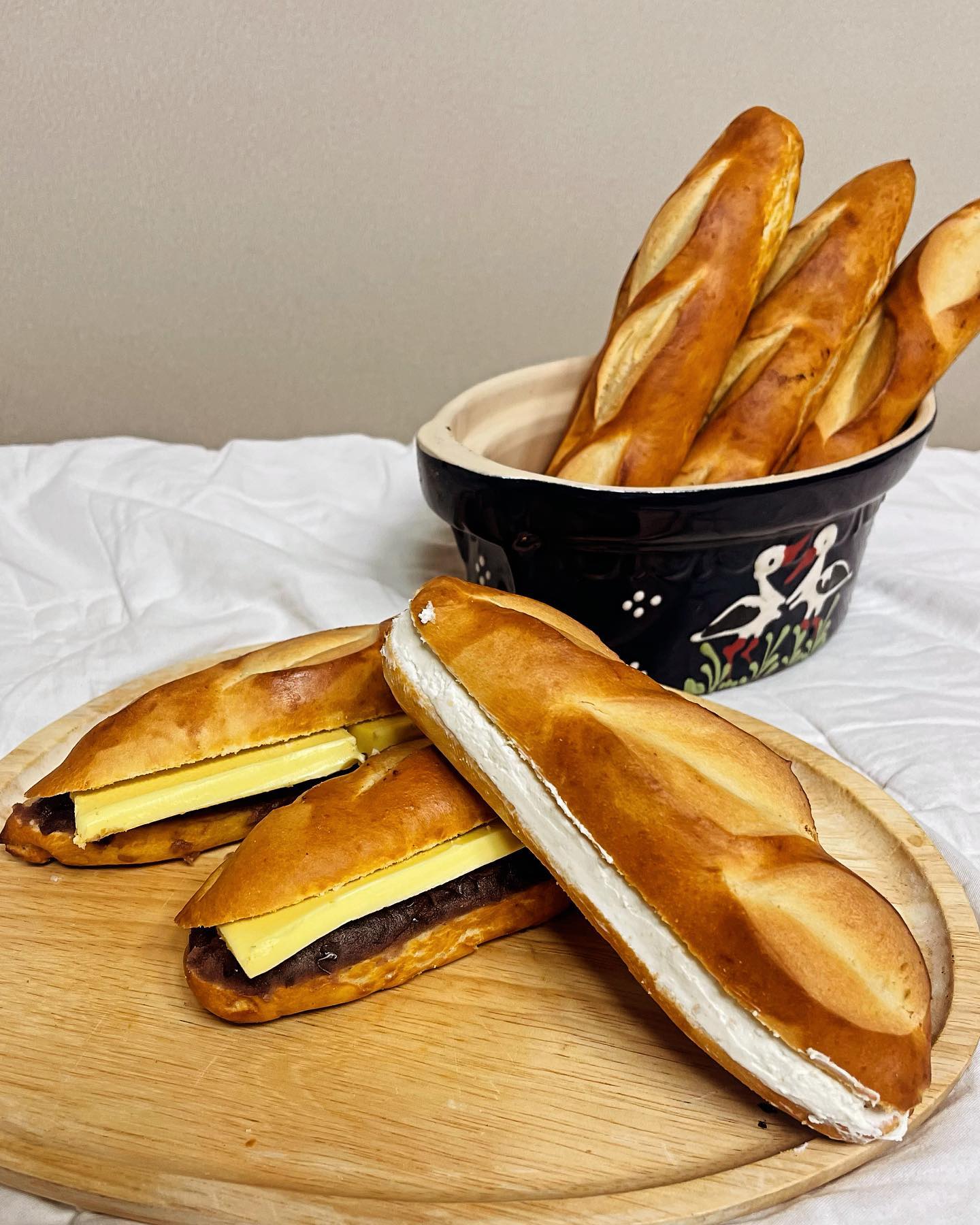 필링 자아안뜩 넣어 만든 앙버터&크림치즈 프레즐 🥨🥨
버터는 와앙아앙창 씹혀야해 😎✌️