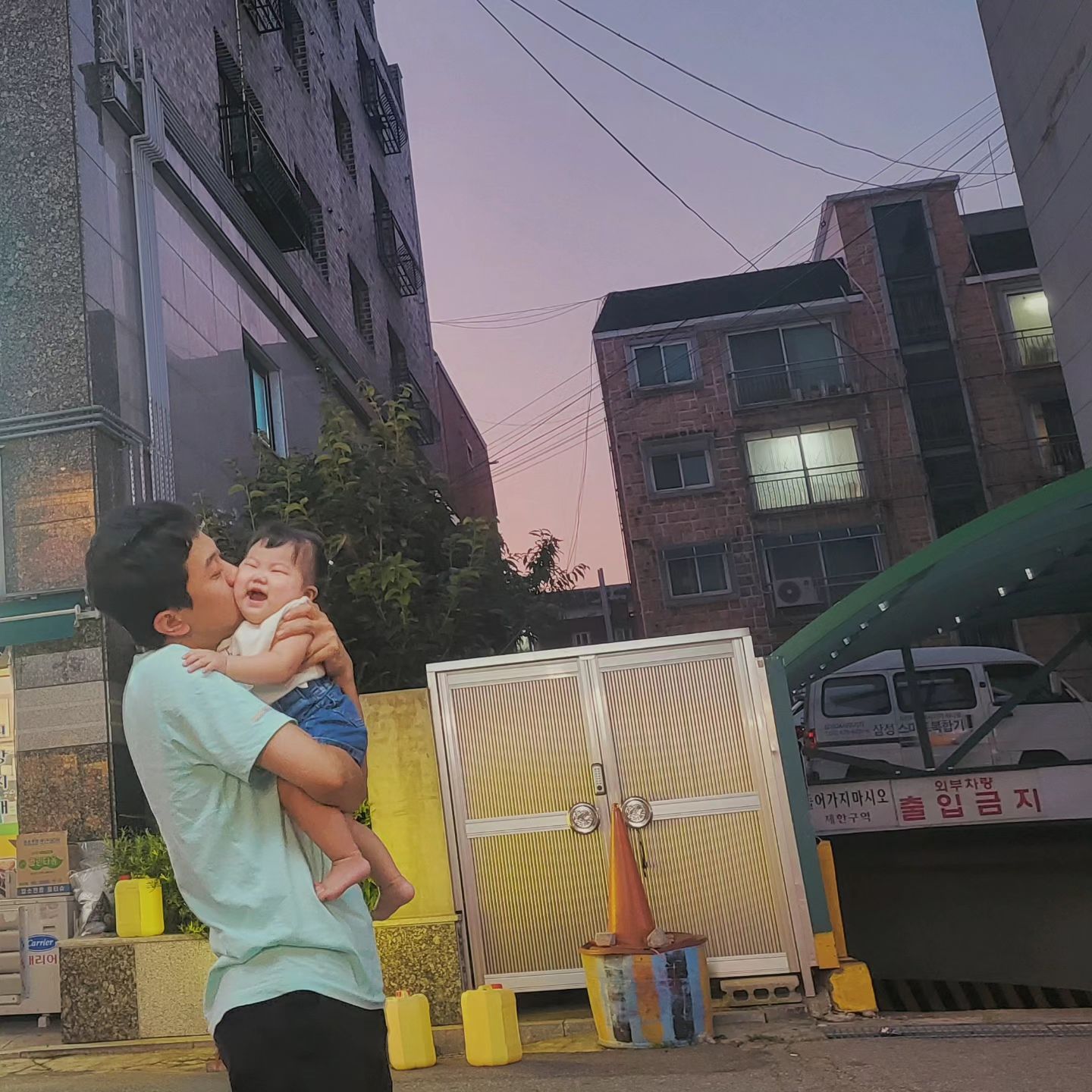 #지난수요일

급 삼겹이먹고싶다던 애들이랑 아빠퇴근길 맞춰 집근처 단골집으로.

연탄으로 구워먹는집이라 래아덕분에 반년은 못갔었는데, 드디어 다녀왔다 ❤️

1,2호가 제일 좋아하는 사장님이 계시는곳.
맛있는 주먹고기 집, 포기할수 없지❤️

아빠가 안아서 기분좋은건데,
사진으론 왜 우는것 같아보이는거지😅