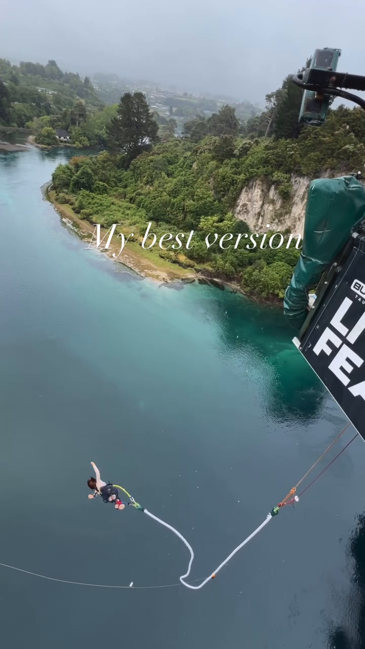 타우포 번지점프(Taupo Bungy)

'번지점프를 하다' 영화를 찍은 곳으로 유명한 타우포 번지점프!

세계에서 무사고로 3위안에 든다는 타우포에가서 48미터 번지를 뛰고 왔습니다! (몸무게 당 미터는 다를 수 있음)

제 생애 첫 번지점프였는데요!
나중에 생각바뀔까봐 환불안되는 티켓 끊었구요, 시간은 마음준비?가 된 오후2시 30분로 잡았습니다! 환불안되는 티켓끊으니 비가 와도 가게되더라구요ㅎㅎㅎ

처음엔 눈감고 뛸까 했는데요, 저기 한 번 뛰는데 20만원 합니다...그래서 내가 20만원 뷰를 이렇게 날릴 수야 없지하고 돈때문에 눈 부릅뜨게 됩니다ㄱㅋㅋㅋㅋㅋㅋㅋㅋㅋㅋ

2024년에는 모든 두려움, 걱정을 부수고 앞으로 나아가는 한 해가 되었으면 하는 바람으로 번지를 뛰고 왔습니다!

그거 아세요? 딱 뛰기 전까지는 이거 절대 해낼 수 없다는 머리속의 경고&200%맥스 겁이 올라옵니다! 근데 딱 뛰어내리잖아요?! 오히려 겁은 0에 가까워지고 너무 빨리 끝나 아쉬움을 느낍니다.

인생의 교훈도 이런 것 같아요! 하기 전에 겁부터먹고, 불안하고 이런저런 걱정을 먼저 하죠!
실제로 해보면 별거 아닌데도요!

2024년에는 겁, 두려움 먹지 말고, 남 눈치보지 않고 내가 하고 싶은 것과 관심있는 거는 무모하게? 도전해보는 해로 잡아보려합니다!

인친님들의 2024년은 어떻게 만드실 예정인가용?

#일상소통 #2024년 #2024년목표 #운동하는여자 #운동소통 #운동맞팔환영 #그로커 #하우그로우 #올해 #번지점프 #타우포 #뉴질랜드 #번지점프를하다 #타우포번지 #동기부여 #두려움극복 #2024year #2024goals #bungyjump #taupobungy #overcomefear #fearless #fearlessmotivation #bungynz #newzealand #traveltheworld #travelblogger