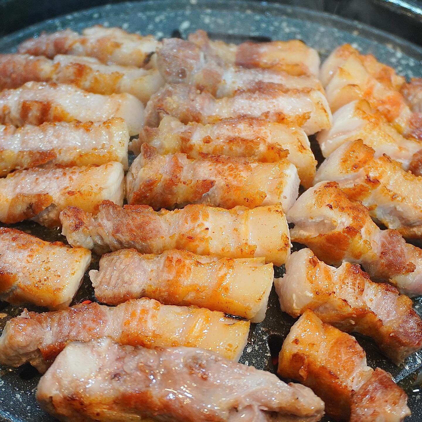 #협찬
인천살면서 정말 좋아하는 고깃집🔥
화포식당은 신포,용현,송도,구월,주안까지
안 가본 체인점이 없을 정도로 최애집인데
제일 먼저 접했었던 신포점은 간만에 가도 역시❤️
점심에 가서 가족들이랑 삼겹살도 먹고
부대찌개도 주문해서 먹었는데 둘다 미쳤어요!
고기 부드러워서 육즙 줄줄 나오고요
부찌 국물 밥도둑에 햄 가득🤭
직접 담그신 김치도 깜놀,,김치장인이심,,
신포점만 회식까지 열번은 넘게 간 듯!🫶🏻

👉🏻숙성통삼겹살 14,000
👉🏻완자부대찌개 1인분 8,000(2인분부터 주문가능)

#화포식당#신포동고기집#신포동화포식당#먹팔#맞팔#먹스타그램#삼겹살#부대찌개#화포#고깃집#신포동맛집#동인천맛집