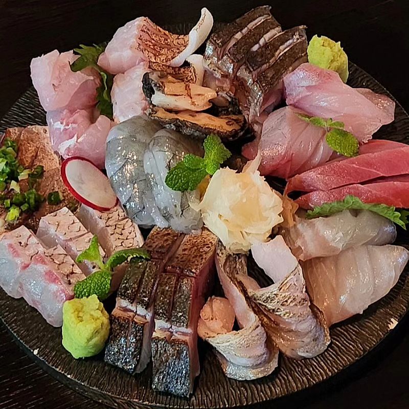 #해방

제주연동에 위치한 두툼한 회를 맛볼 수 있는 이자카야!

여러 종류의 모듬회를 파는 이자카야는 정말 많은데
해방처럼 두툼하고 큰 크기의 회를 파는 곳은 못봤다
두툼하게 썰린 회를 간장 찍어 입에 넣으면 입이 꽉참🤤

쫄깃하면서도 토치로 살짝 익힌 회는 불향이 나서 취저🔥

기본찬으로는 가쓰오부씨가 올라간 단무지와
드레싱이 살짜쿵 뿌려진 두부가 나오는데 요것도 참 별미다

특히 도미로 만든 도미 매운탕은 국물이 얼큰 뜨끈해서
속을 풀어줌과 동시에 또 술을 찾게 만드는 맛!

주류 종류도 다양하고 하이볼 종류도 다양하니
제주연동에서 이자카야를 찾는다면 해방을 추천한다👍

✔️ 제주 제주시 과원북4길 95
✔️ 18:00 - 01:00
✔️ 매주 화요일, 매달 셋째주 수요일 휴무

🍴 모듬회 2인 48,000원
🍴 도미매운탕 20,000원
🍴 청귤하이볼 9,000원
.
.
.
#먹스타그램 #맛스타그램 #mukstagram #foodstagram #제주맛집 #제주맛집투어 #제주도맛집 #제주맛집추천 #제주연동맛집 #제주연동이자카야 #제주모듬회맛집 #제주감성술집 #제주연동술집 #맞팔 #먹팔 #먹스타 #먹팔하면맞팔