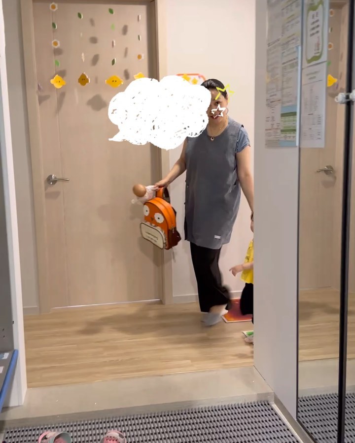 .
너무 귀여워서 #피드박제
다윤이 적응은 하고 있는거지…?
ㅋㅋㅋㅋㅋㅋㅋㅋㅋ
집에선 어린이집 간다고 좋다고 하면서
공동현관 들어서면서부터 손사레 ㅋㅋㅋ
울면서 들어가도 금방 그치고 잘 노는데
만나면 ㅋㅋㅋㅋ 음마~~~~~😭😭