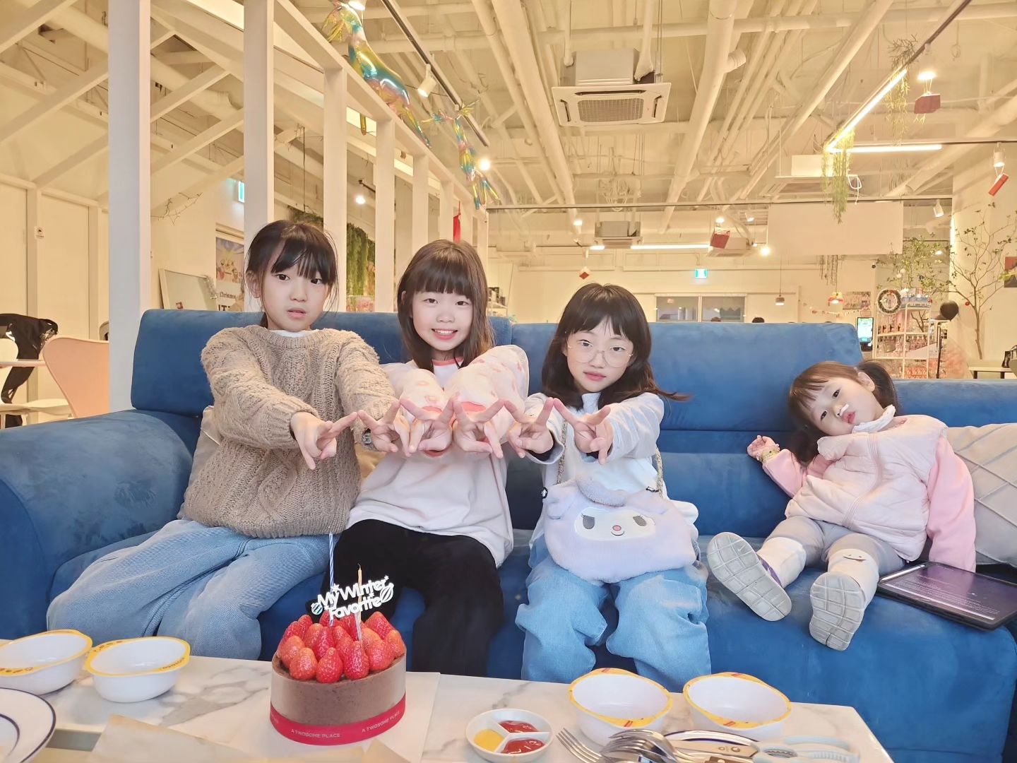 #생일축하해❤️ 

우리 다니 생축🥳🥳

평일날 일하는 엄마땜시 
지난토요일부터 생파 ㅋㅌㅌㅌㅌ

친구들이랑 키카갔는대 
셋이너무잘놀아서 
뒷모습만 바라봄 😁😁

다음날 하삐할미랑 
쿠우쿠우갔다가 
선물사러가고 

그다음날 엄빠가
준비한선물받구

생일날은 너무바쁜날였는대
엄마일하는동안
주녕이오빠가 아이브앨범 선물들고
집까지 왔네 👍👍찐이다....

너정말행복한아이구나 ㅋㅋㅋㅋㅋ

tattooist_judan_bg

#할미가선물사주라고주신돈은비밀로함
#영원히비밀

#니가좋으면나도좋아
#사랑해😍😍
#딸스타그램 #육아스타그램 #초딩
#워킹맘일상 #친스타그램 #happybirthday